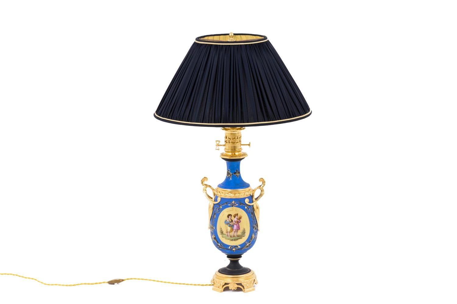 Français Paire de lampes en porcelaine de style néoclassique, période Napoléon III en vente