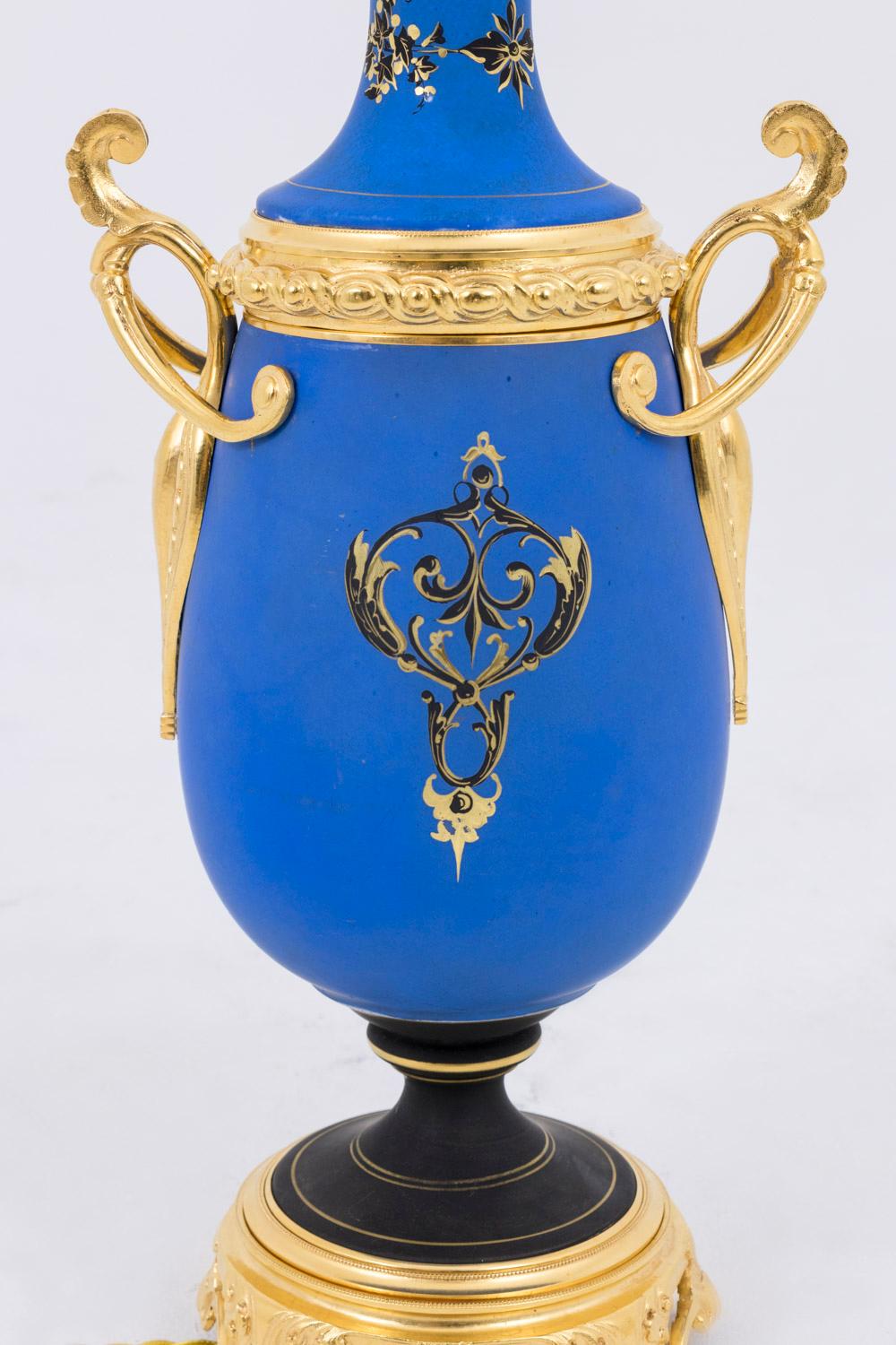 Paire de lampes en porcelaine de style néoclassique, période Napoléon III en vente 1