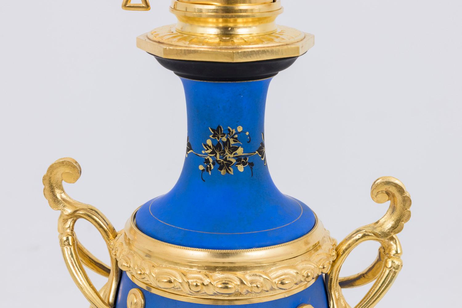 Paire de lampes en porcelaine de style néoclassique, période Napoléon III en vente 2