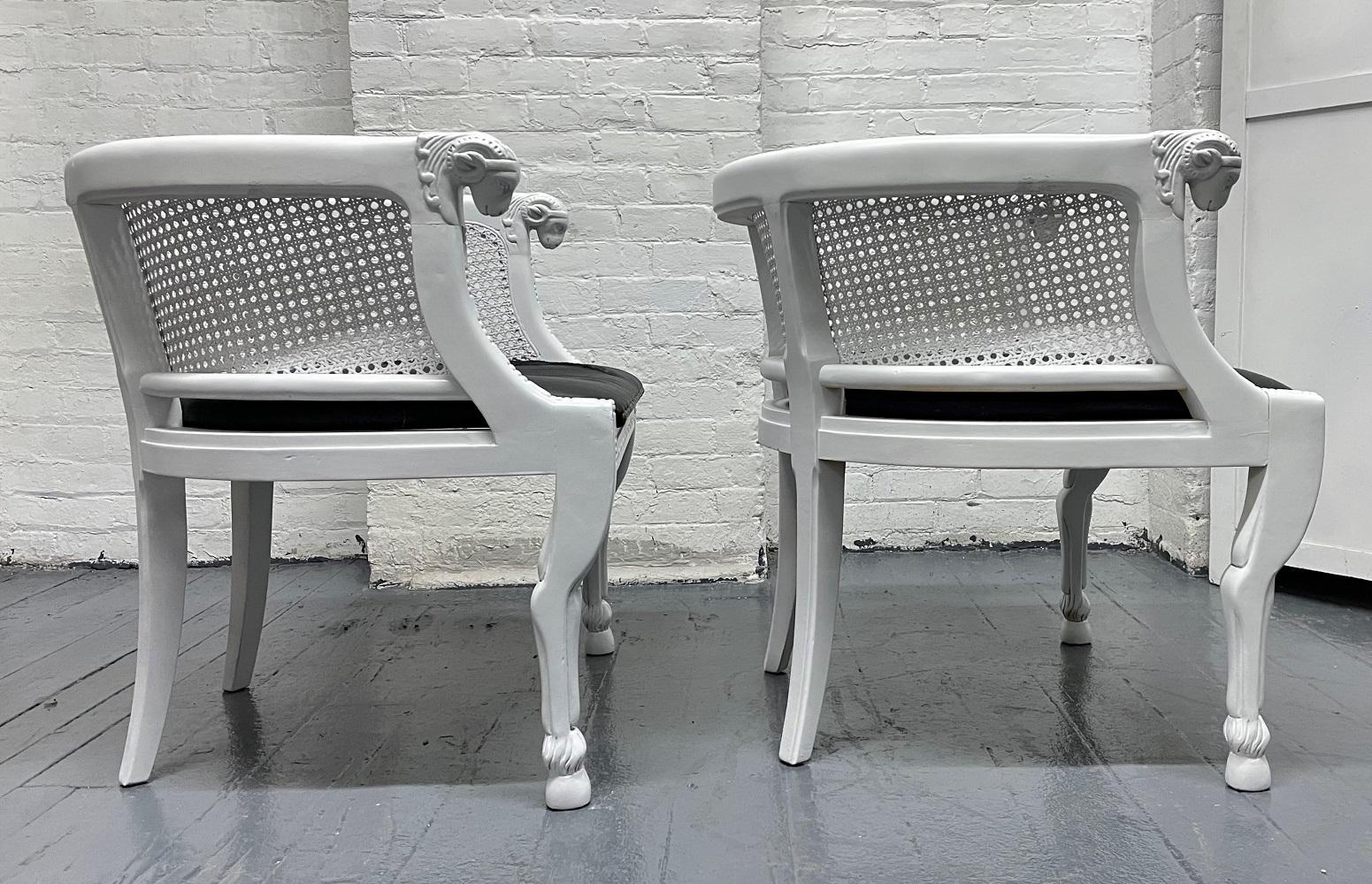 Ein Paar Bergère-Stühle im neoklassischen Stil mit Widderkopf (Geschnitzt) im Angebot