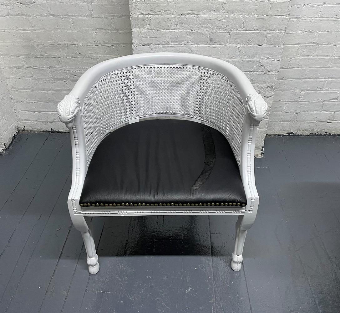 Ein Paar Bergère-Stühle im neoklassischen Stil mit Widderkopf im Angebot 3