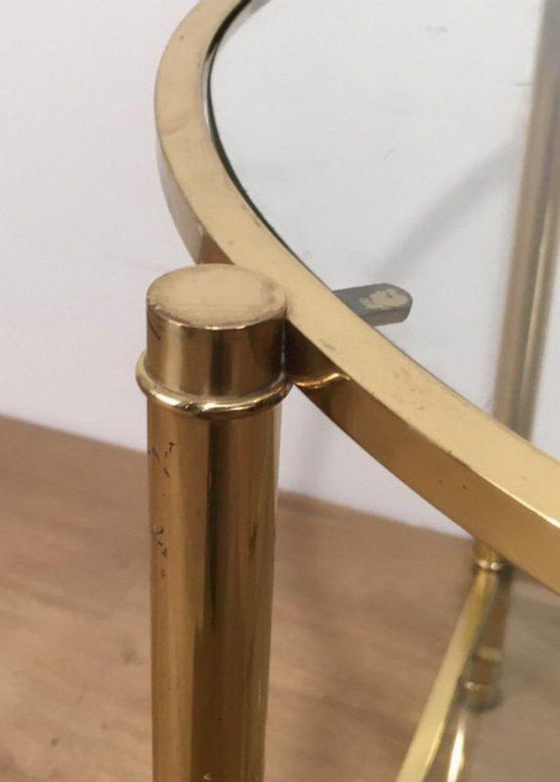 Metà XX secolo Pair of Neoclassical Style Round Brass Side Tables in vendita