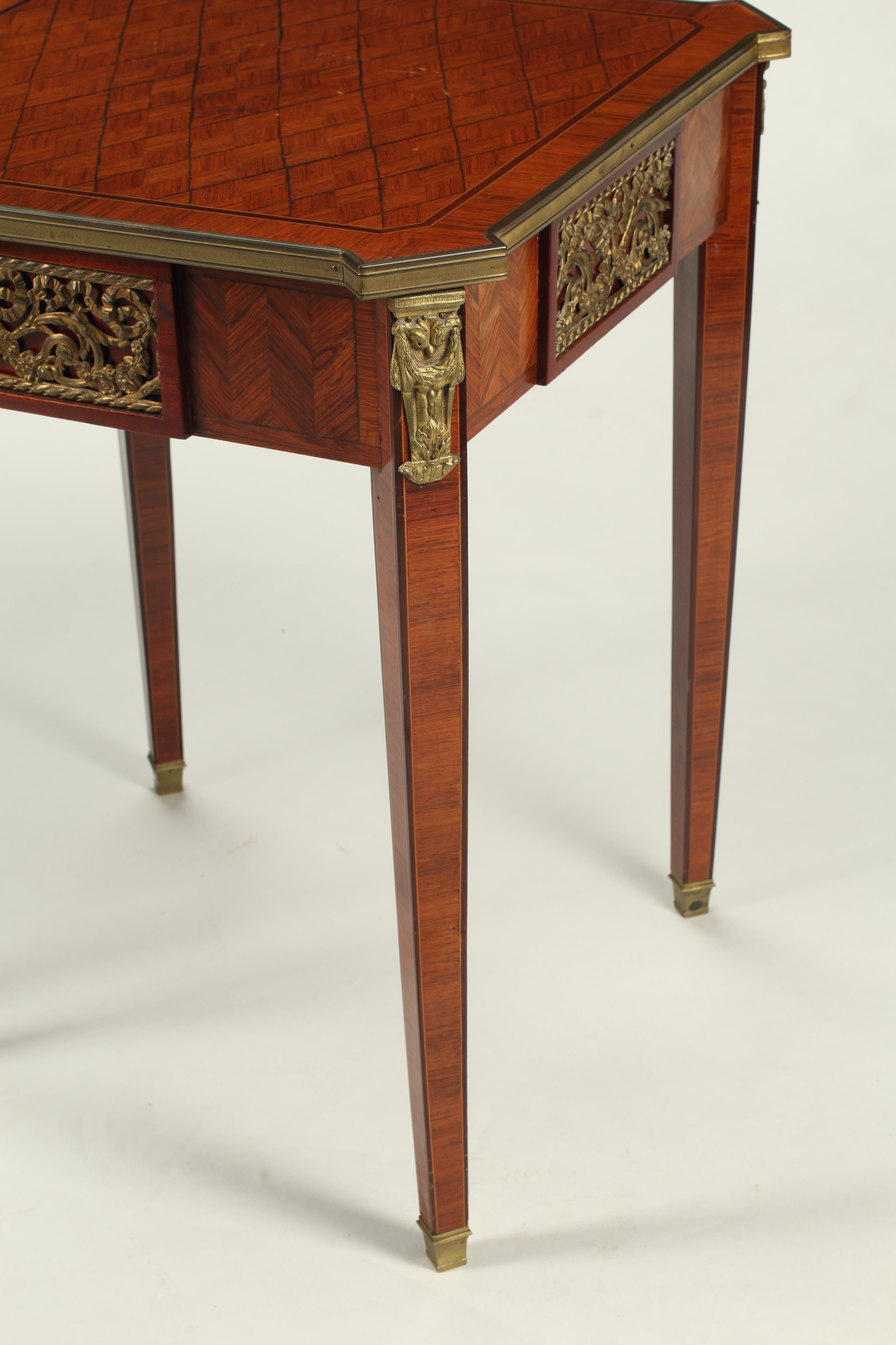 Paire de tables d'appoint de style Louis XVI qui illustrent les principales caractéristiques de la période néoclassique de haut en bas. Les plateaux de table et les frises sont ornés de fines incrustations de bois aux motifs géométriques. Des