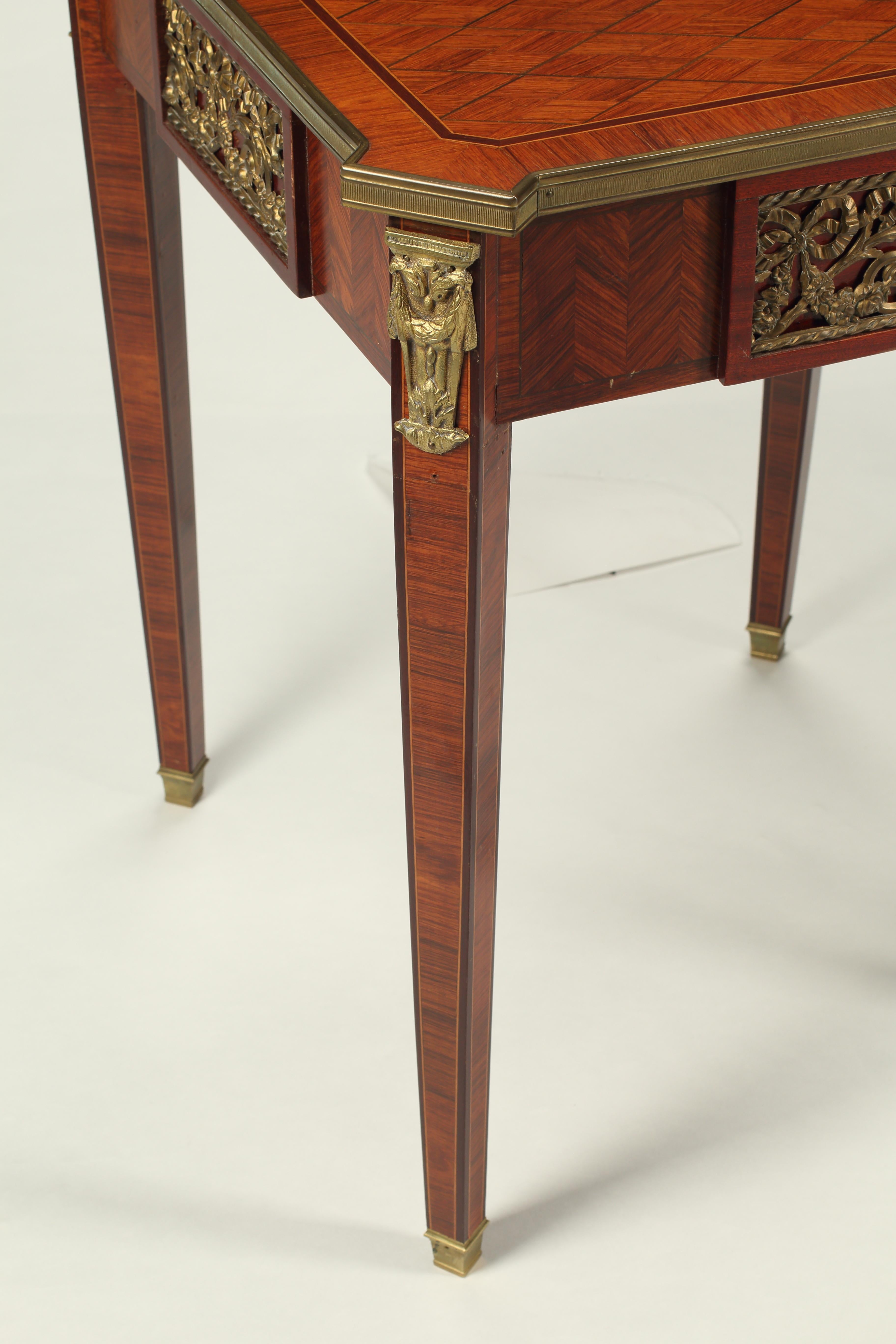 Français Paire de tables d'appoint de style néoclassique, 19ème siècle français en vente