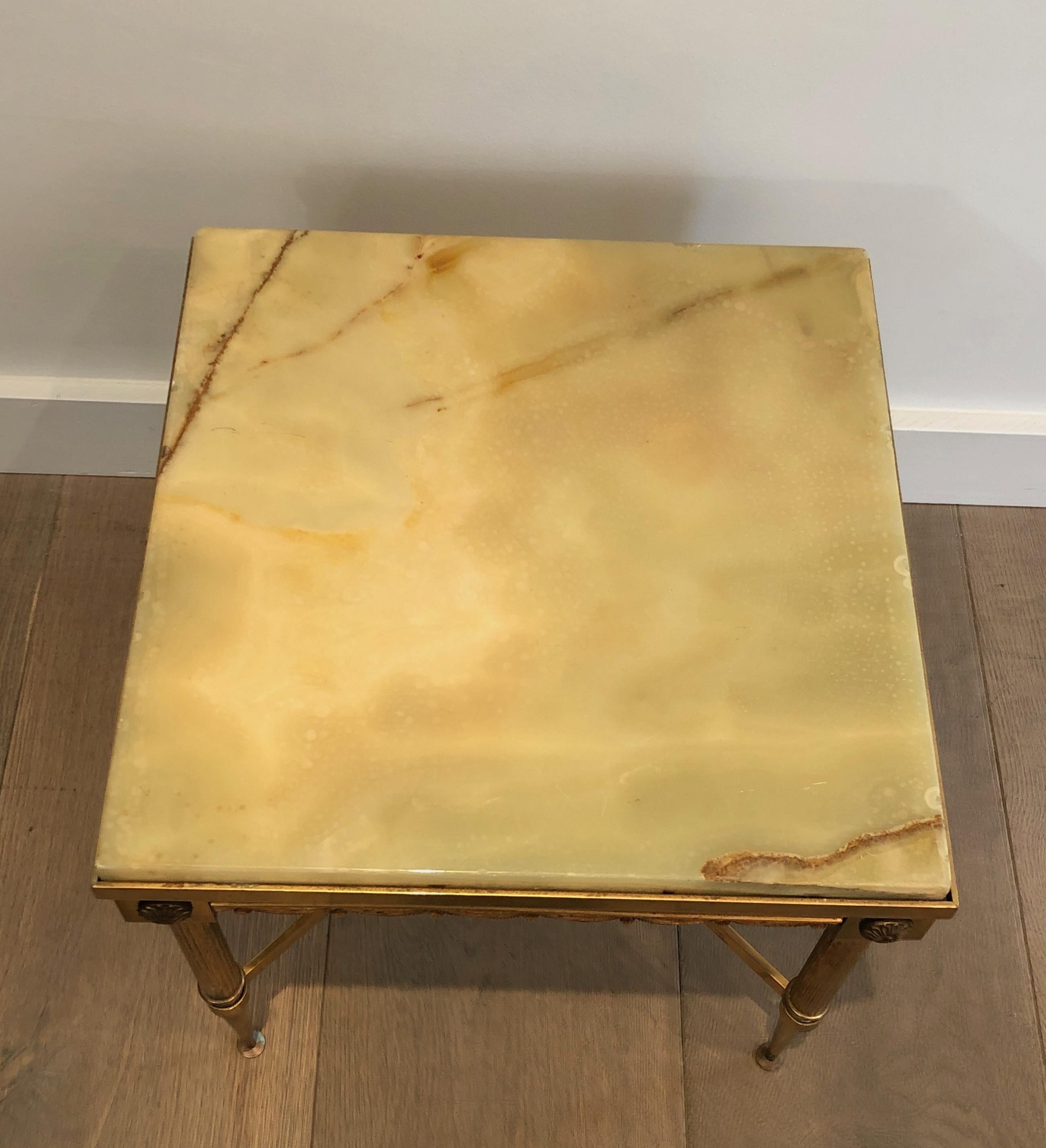 Paire de tables d'appoint carrées en laiton de style néoclassique avec plateau en onyx en vente 3