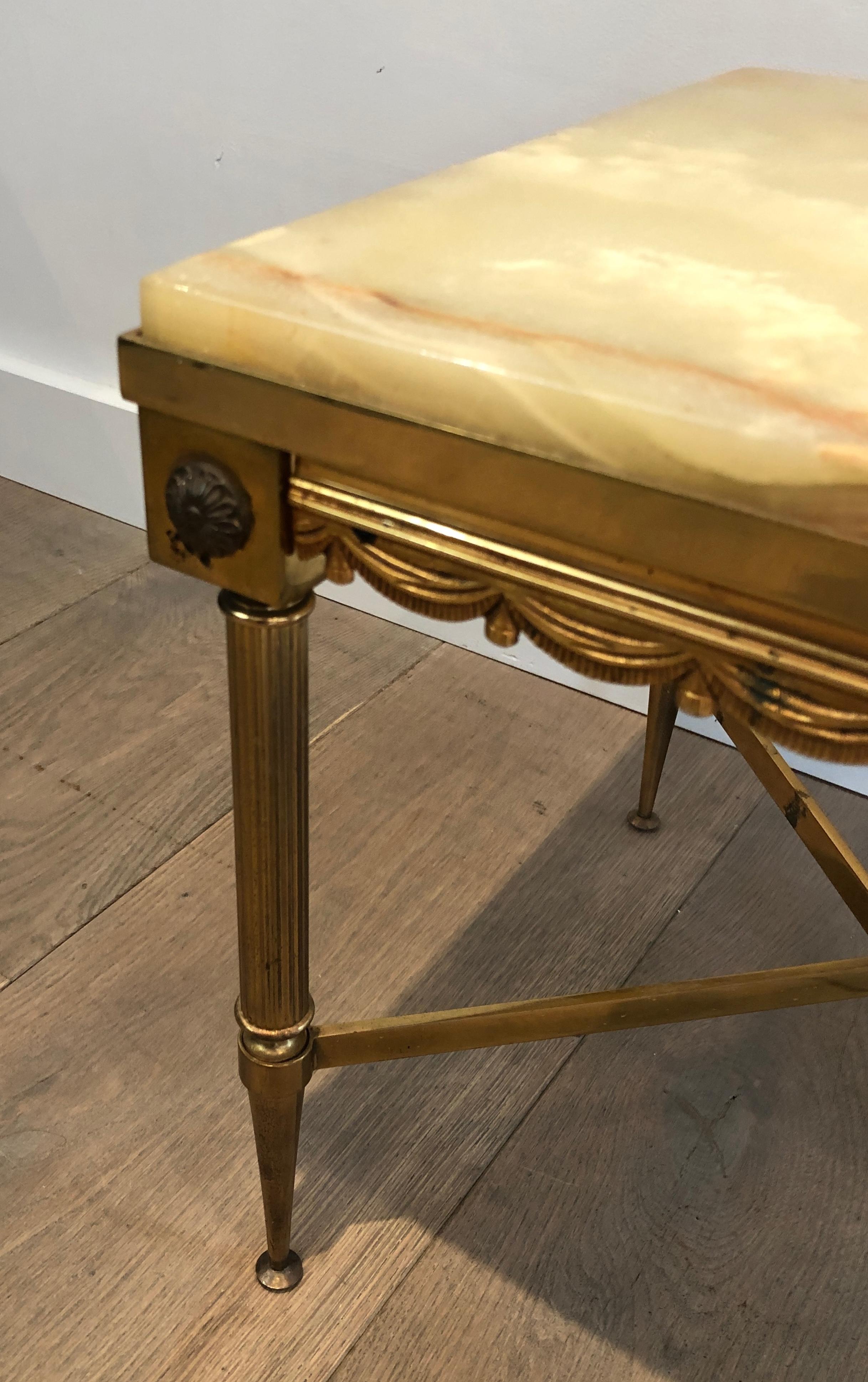 Paire de tables d'appoint carrées en laiton de style néoclassique avec plateau en onyx en vente 4