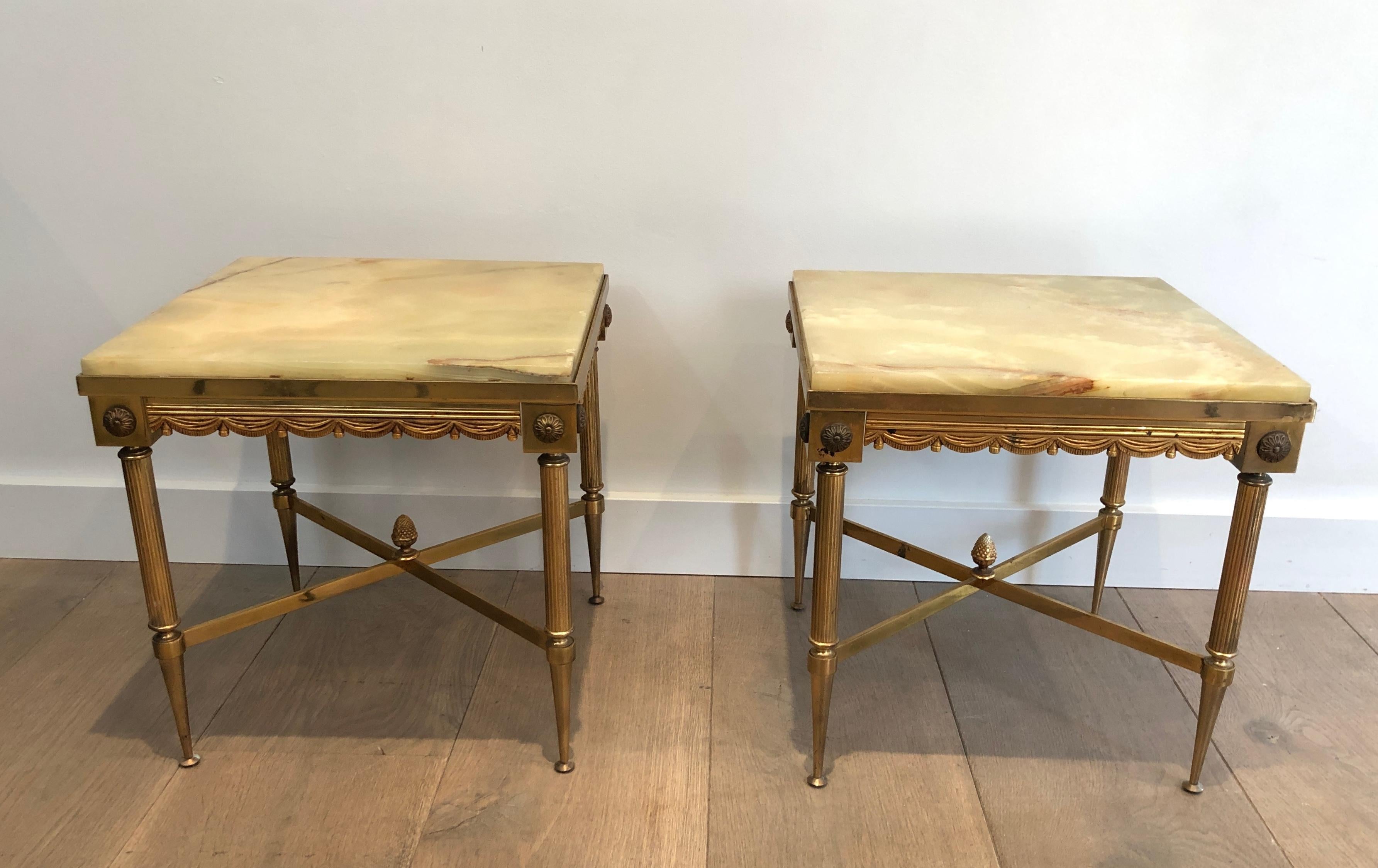 Paire de tables d'appoint carrées en laiton de style néoclassique avec plateau en onyx en vente 5