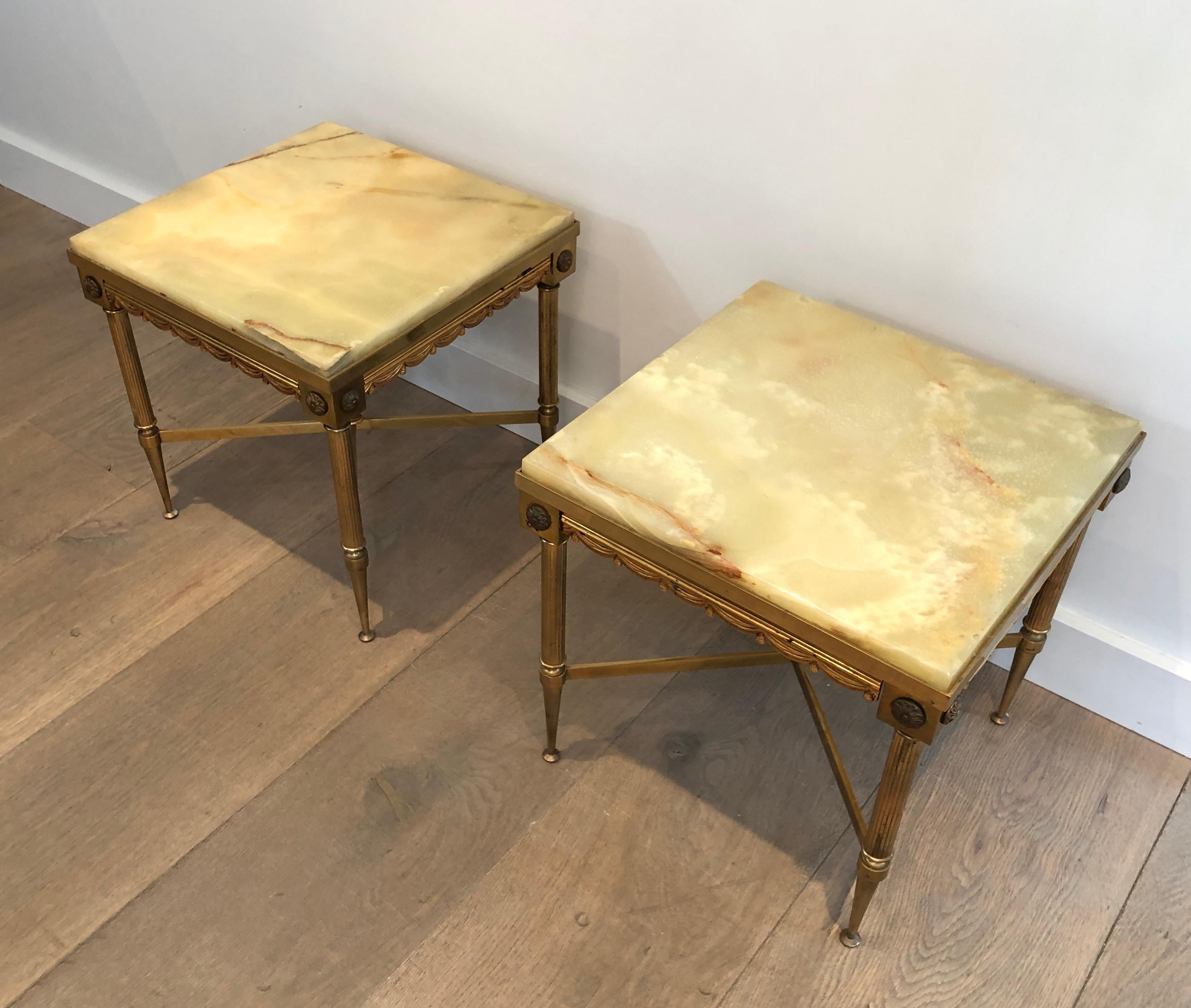 Paire de tables d'appoint carrées en laiton de style néoclassique avec plateau en onyx en vente 6