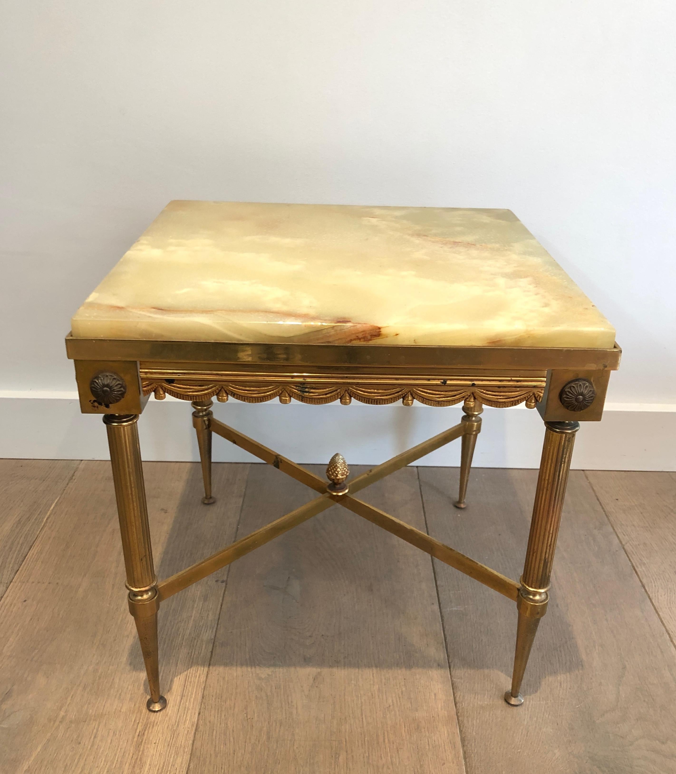 Paire de tables d'appoint carrées en laiton de style néoclassique avec plateau en onyx en vente 7