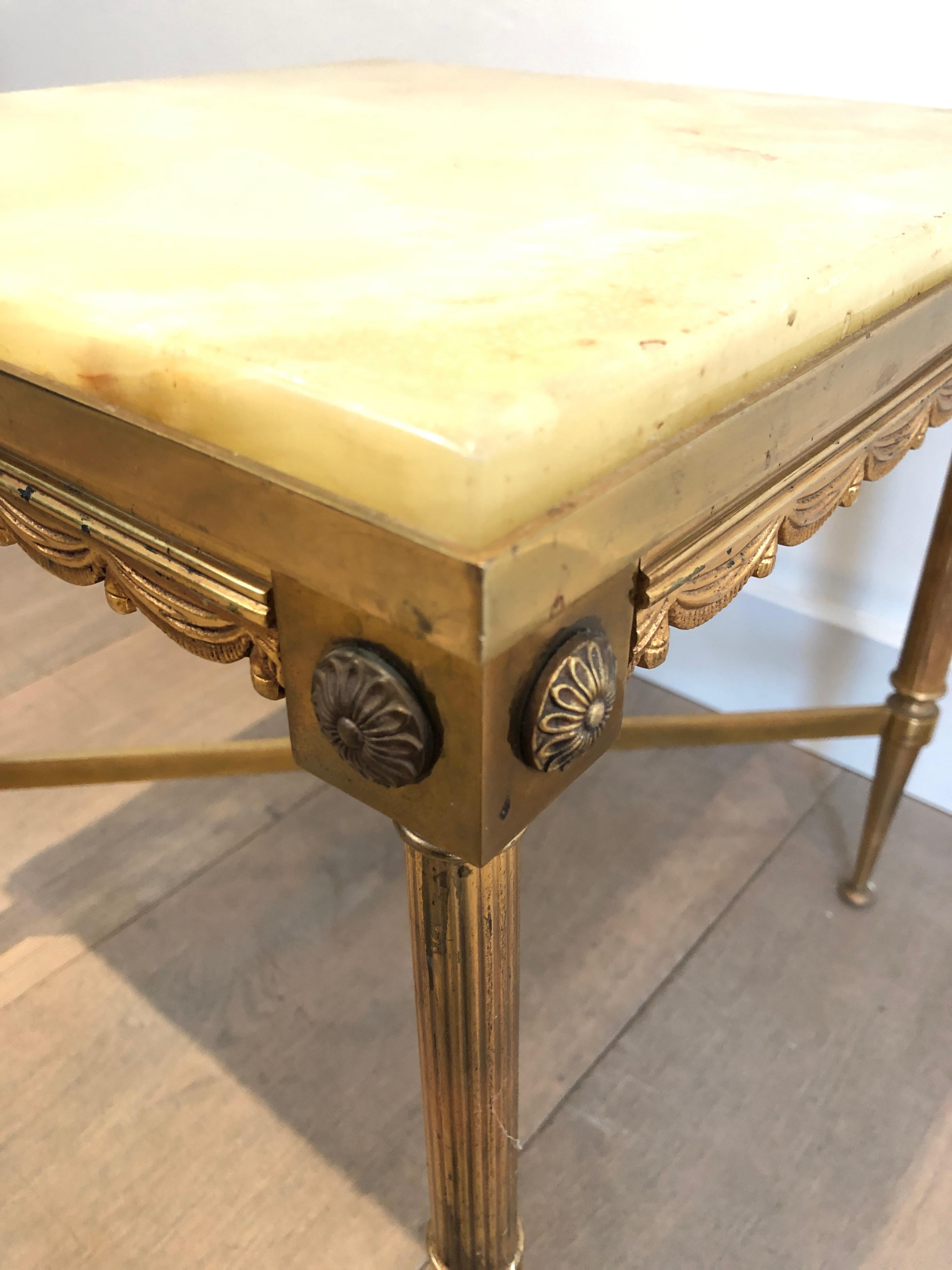 Paire de tables d'appoint carrées en laiton de style néoclassique avec plateau en onyx en vente 9