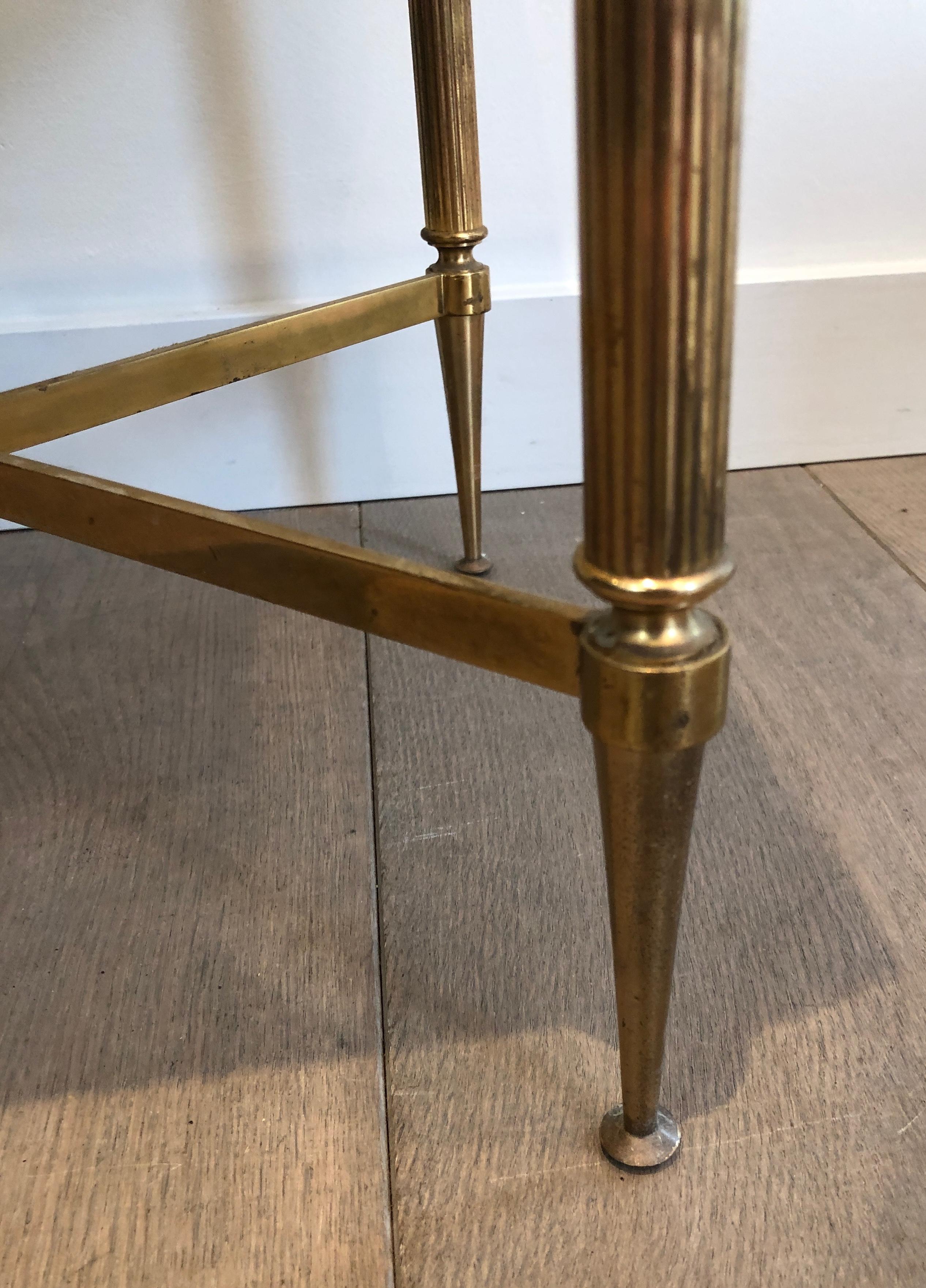 Paire de tables d'appoint carrées en laiton de style néoclassique avec plateau en onyx en vente 12