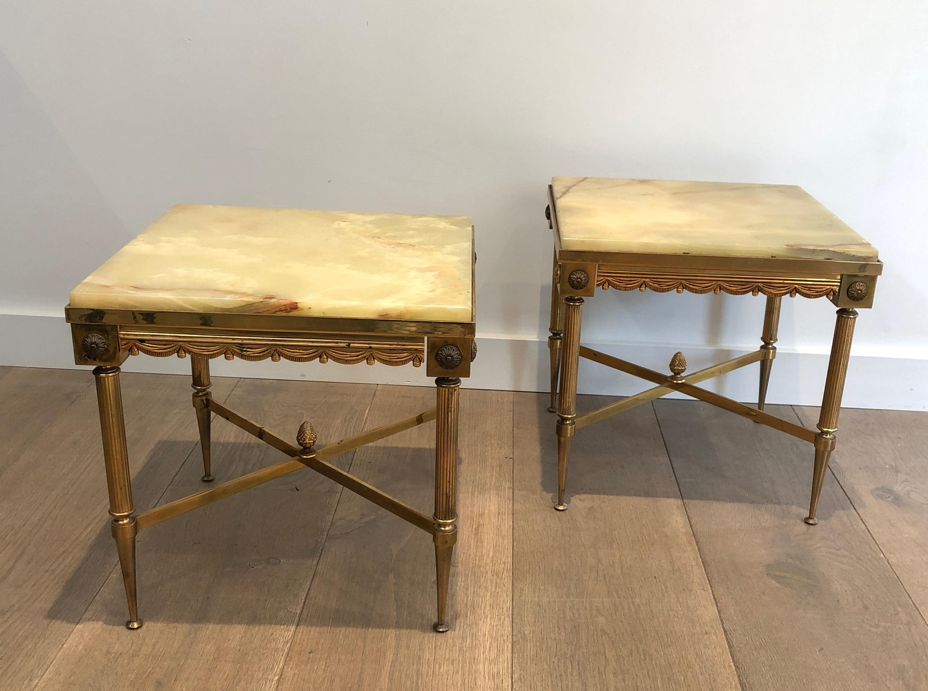 Cette paire de tables d'appoint carrées de style néoclassique est réalisée en laiton avec des plateaux en onyx. Il s'agit d'une œuvre française dans le style de la Maison Jansen. Circa 1940