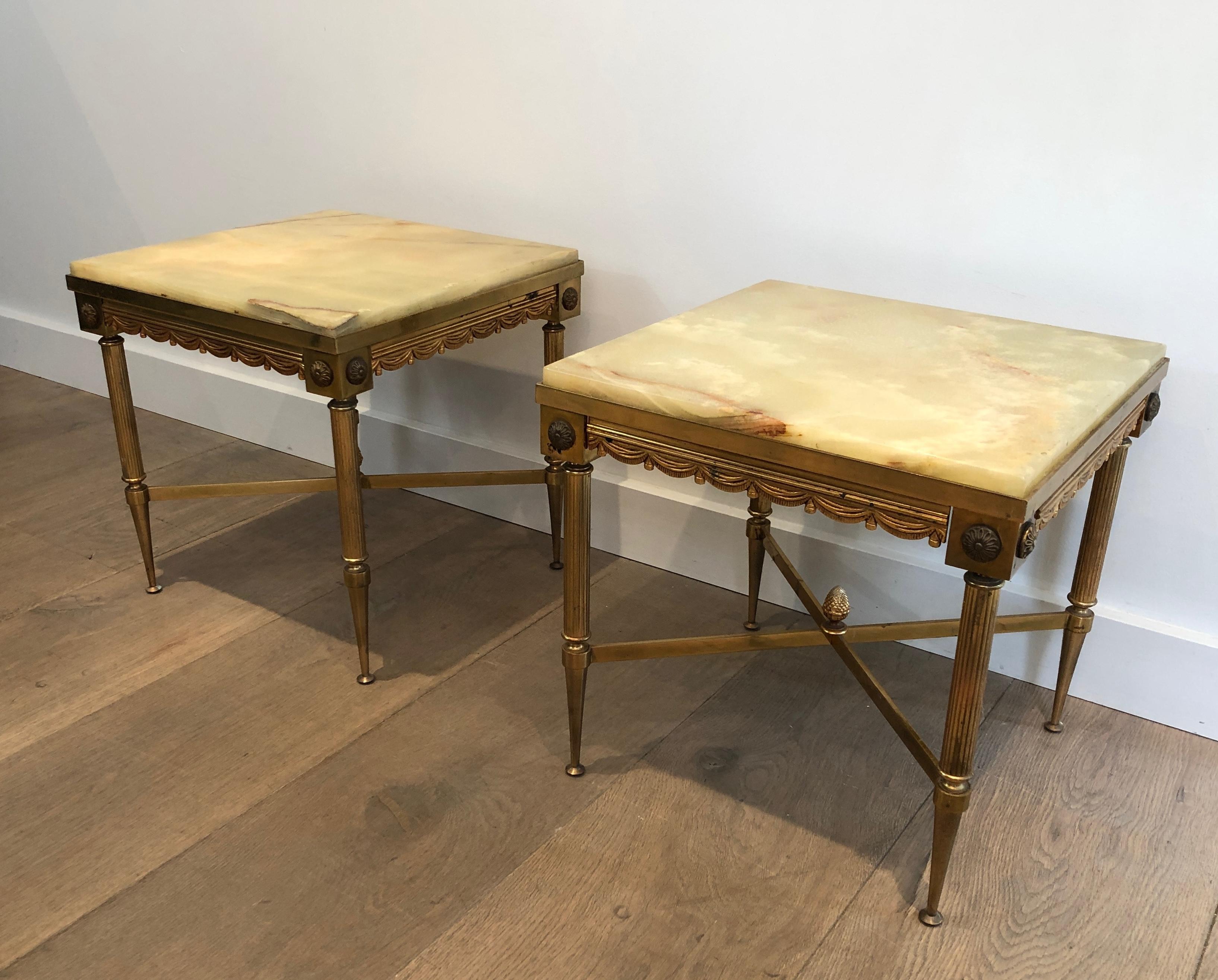 Paire de tables d'appoint carrées en laiton de style néoclassique avec plateau en onyx en vente 13
