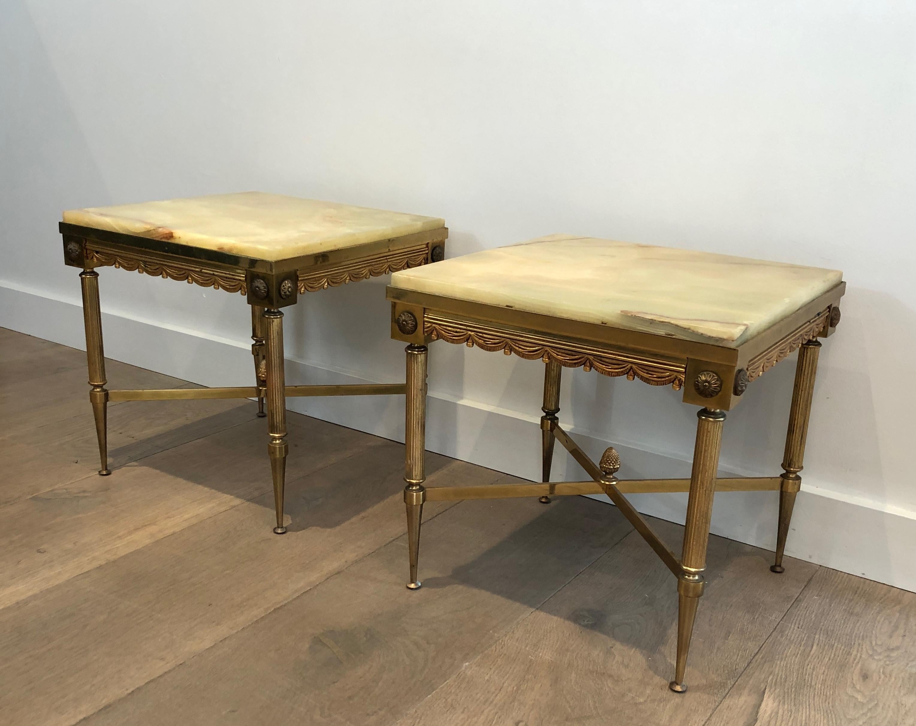 Néoclassique Paire de tables d'appoint carrées en laiton de style néoclassique avec plateau en onyx en vente