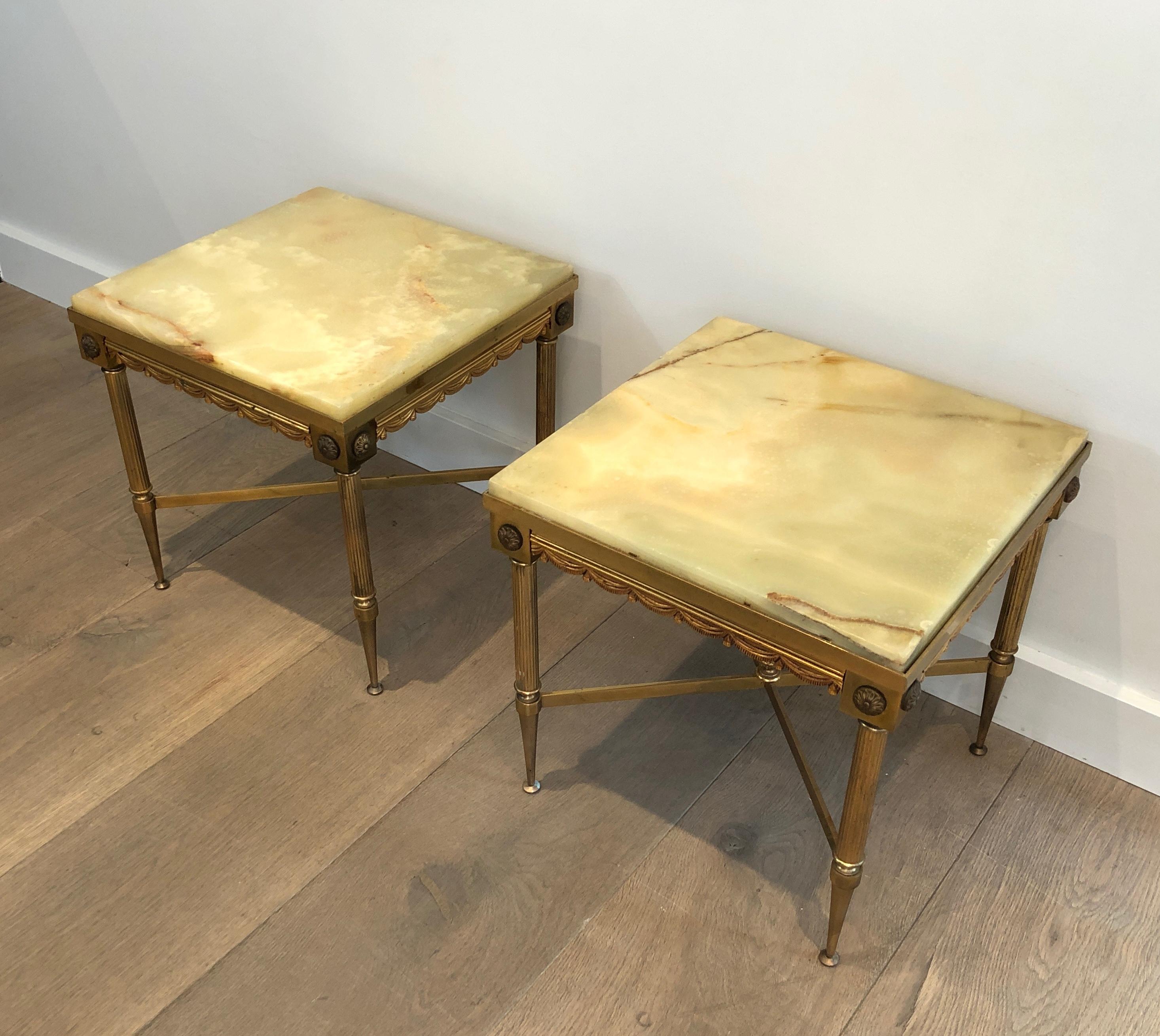 Français Paire de tables d'appoint carrées en laiton de style néoclassique avec plateau en onyx en vente