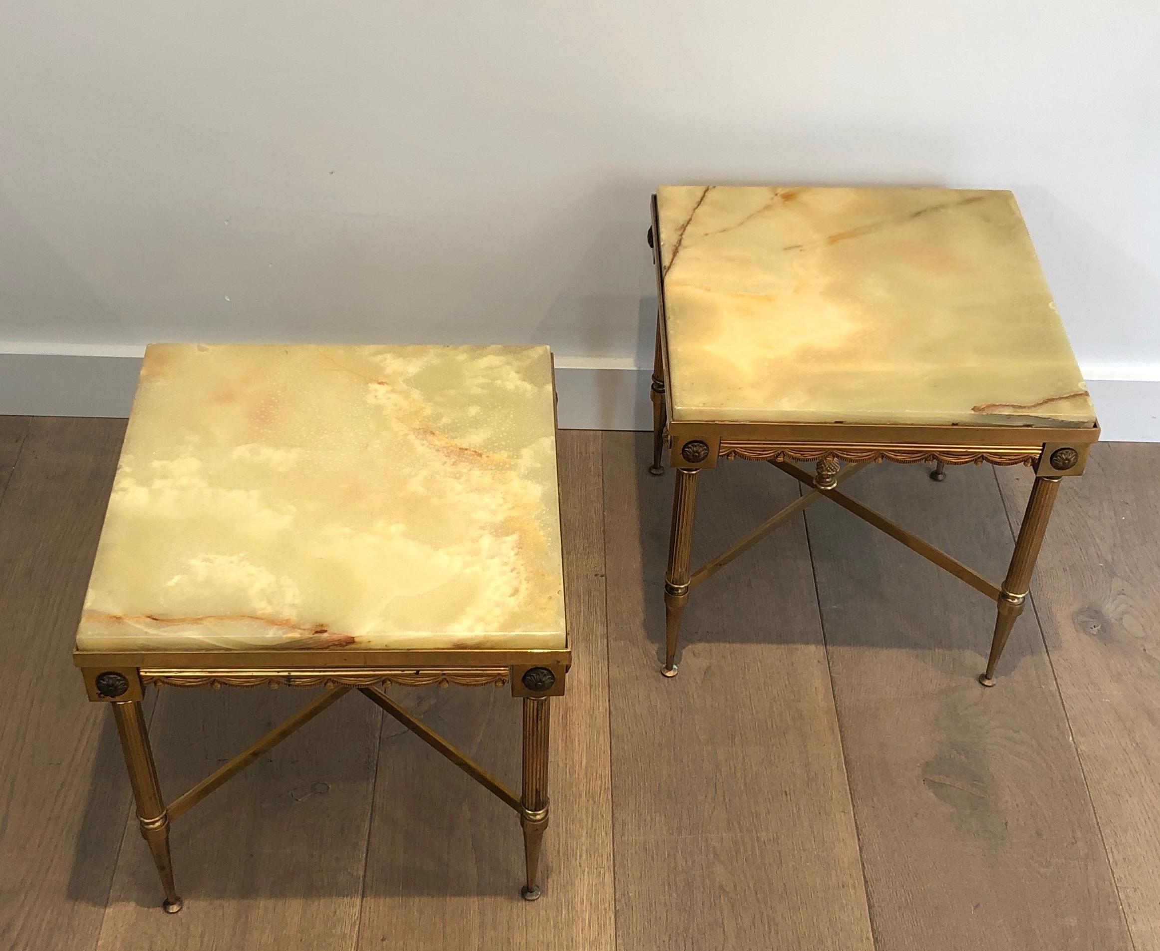 Paire de tables d'appoint carrées en laiton de style néoclassique avec plateau en onyx Bon état - En vente à Marcq-en-Barœul, Hauts-de-France