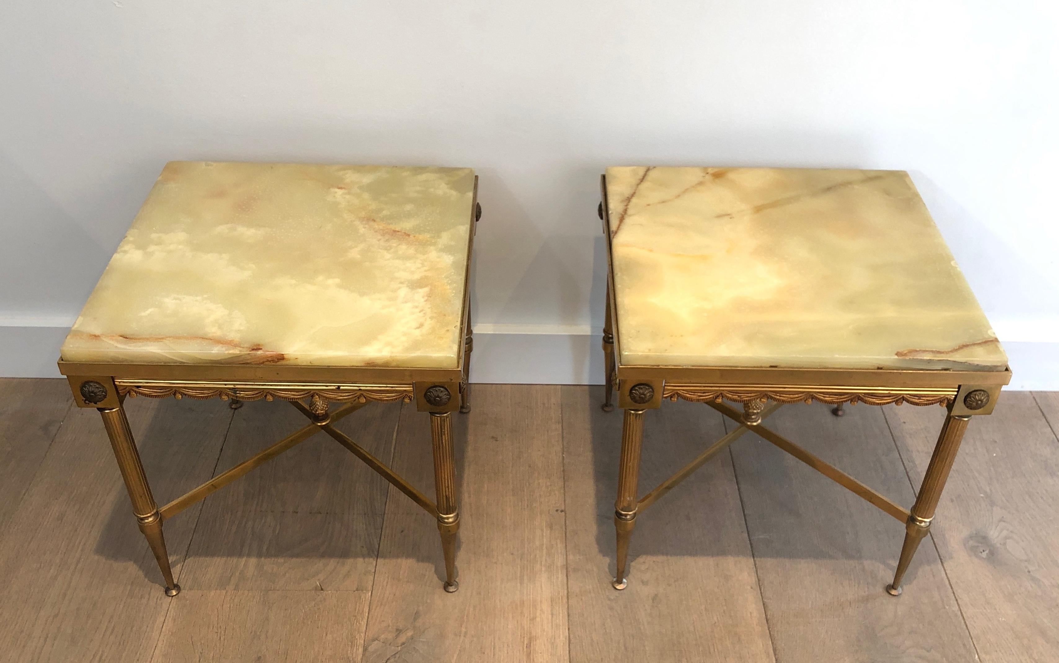 Milieu du XXe siècle Paire de tables d'appoint carrées en laiton de style néoclassique avec plateau en onyx en vente