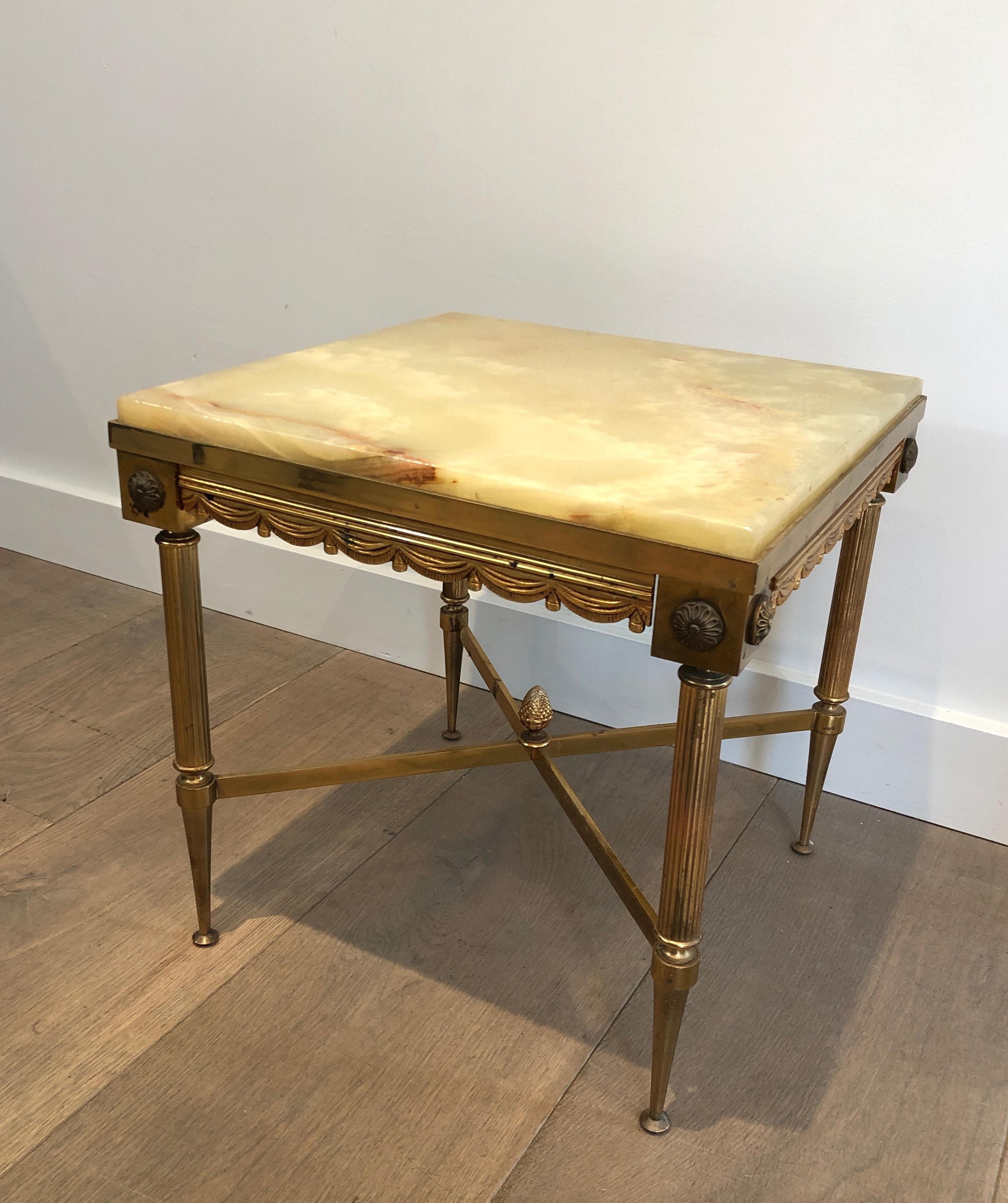 Laiton Paire de tables d'appoint carrées en laiton de style néoclassique avec plateau en onyx en vente