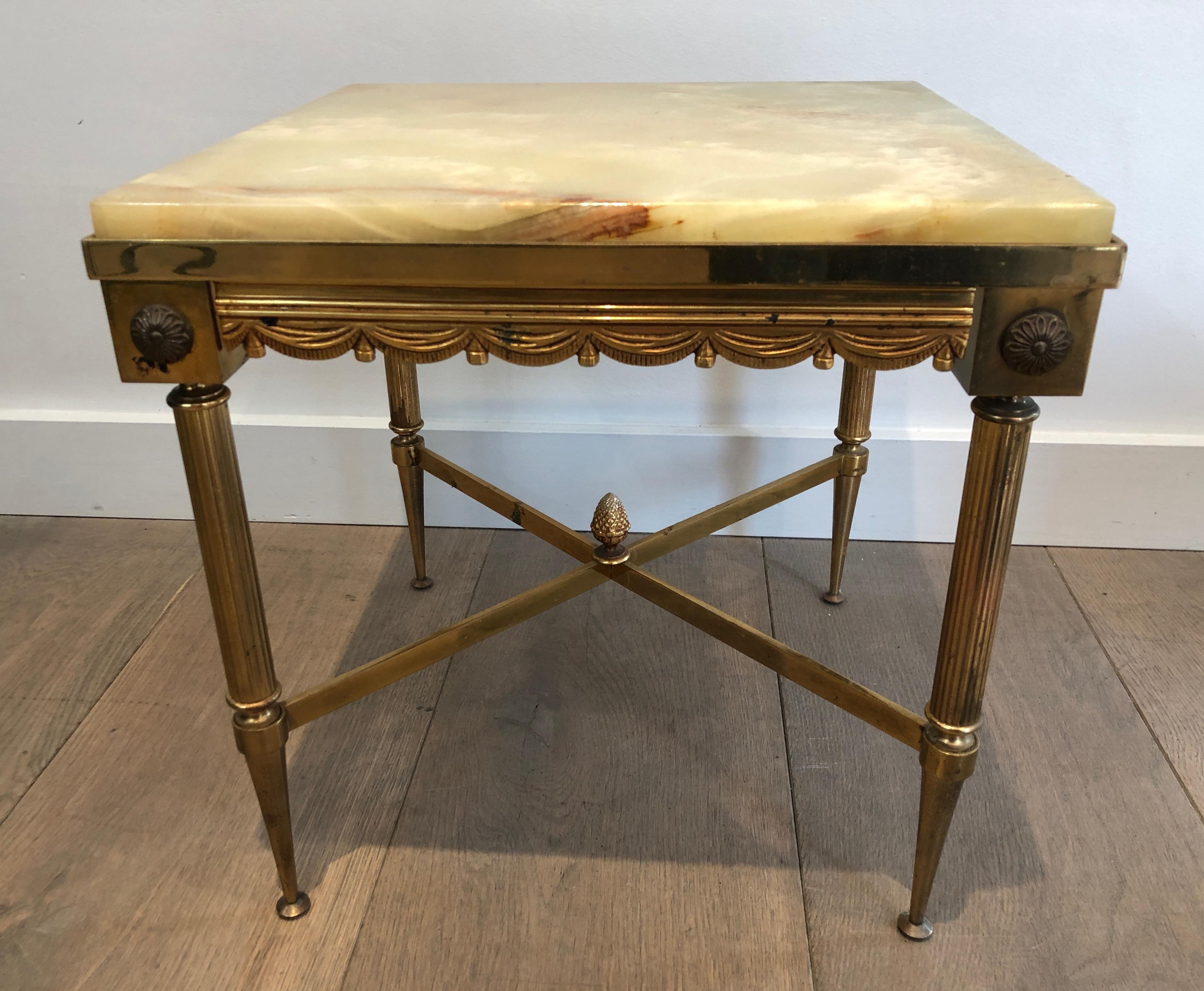 Paire de tables d'appoint carrées en laiton de style néoclassique avec plateau en onyx en vente 1