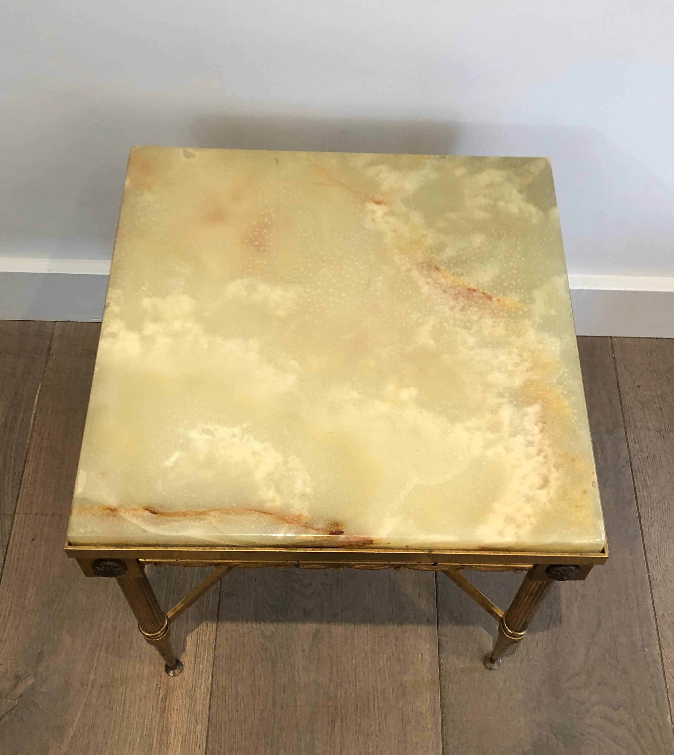 Paire de tables d'appoint carrées en laiton de style néoclassique avec plateau en onyx en vente 2