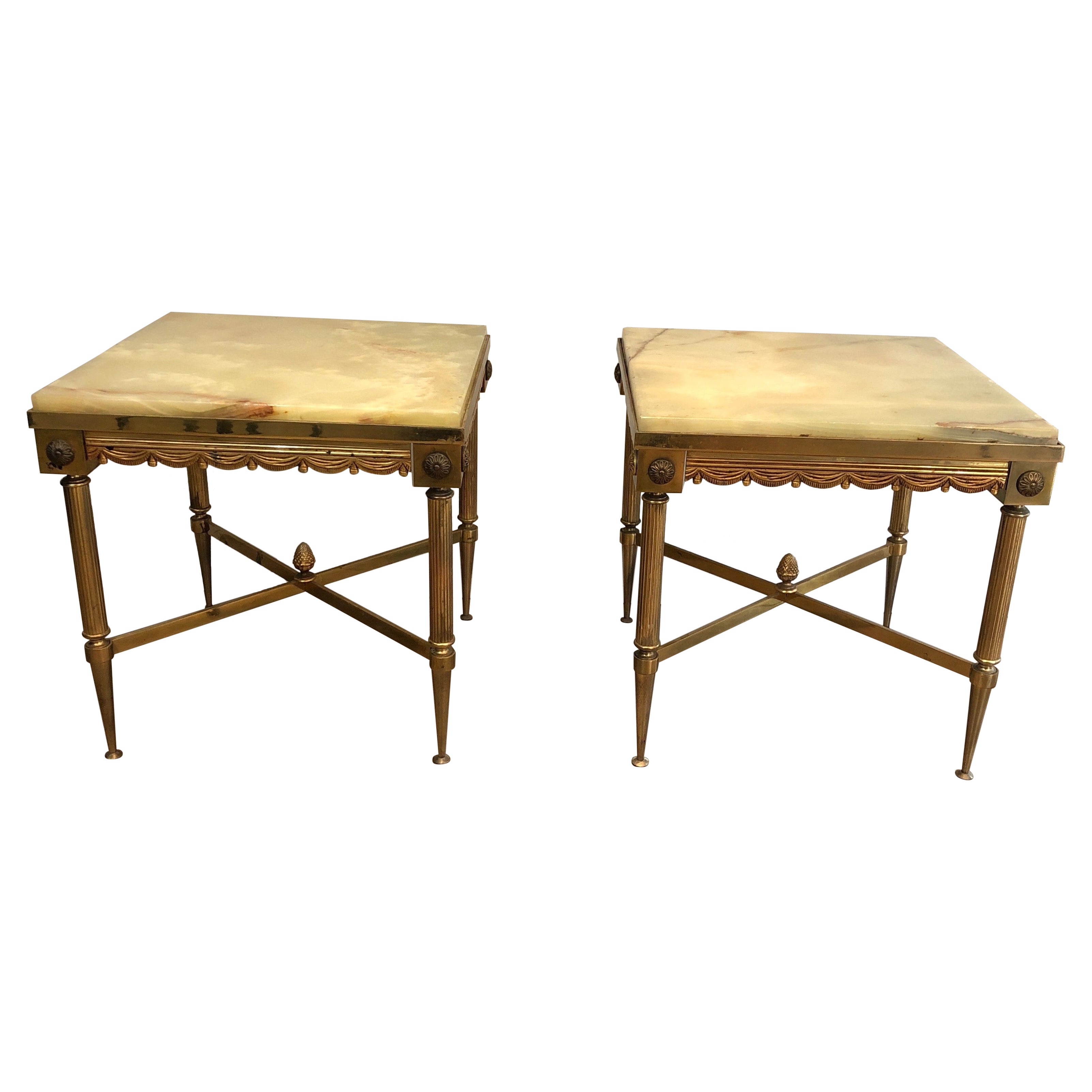 Coppia di tavolini quadrati in ottone in stile neoclassico con piani in onice