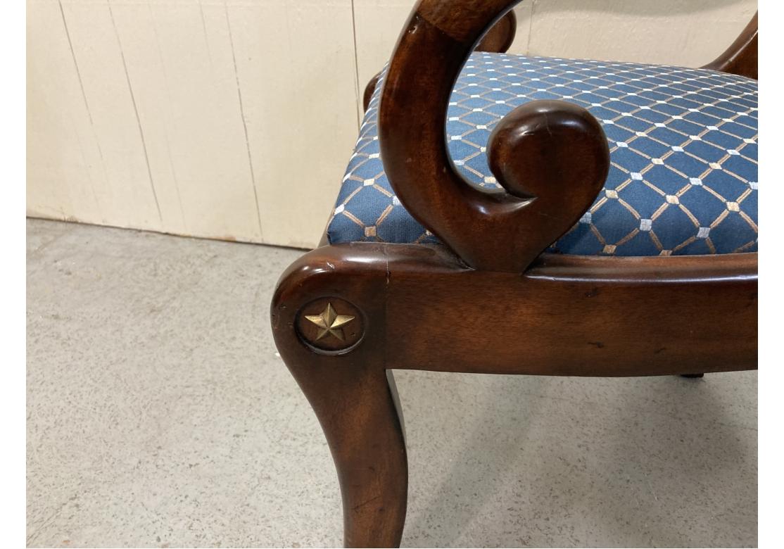 Un par de Sillones muy bien hechos con armazones de madera maciza que presentan un veteado atractivo con angustias intencionadas en un buen pulido medio  mancha y las sillas llevan adornos de estrella de latón en la parte delantera y superior de la