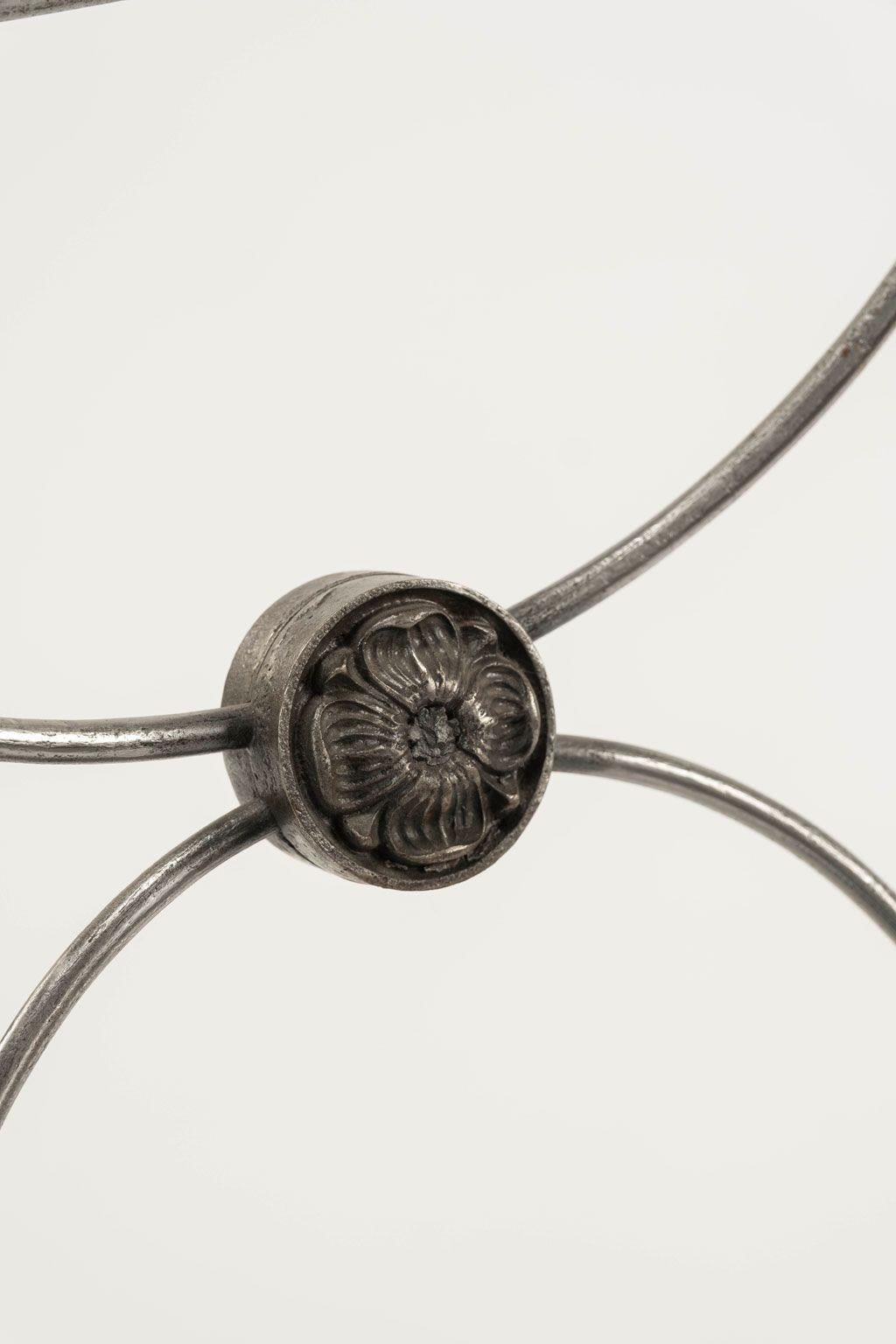 Coppia di poltrone in acciaio in stile neoclassico del 1920-1939 circa, Francia. Sedile in rete metallica intrecciata (con piccole perdite e restauri - vedi foto). Medaglione sporgente bifacciale in stile neoclassico che decora il retro. Braccia e