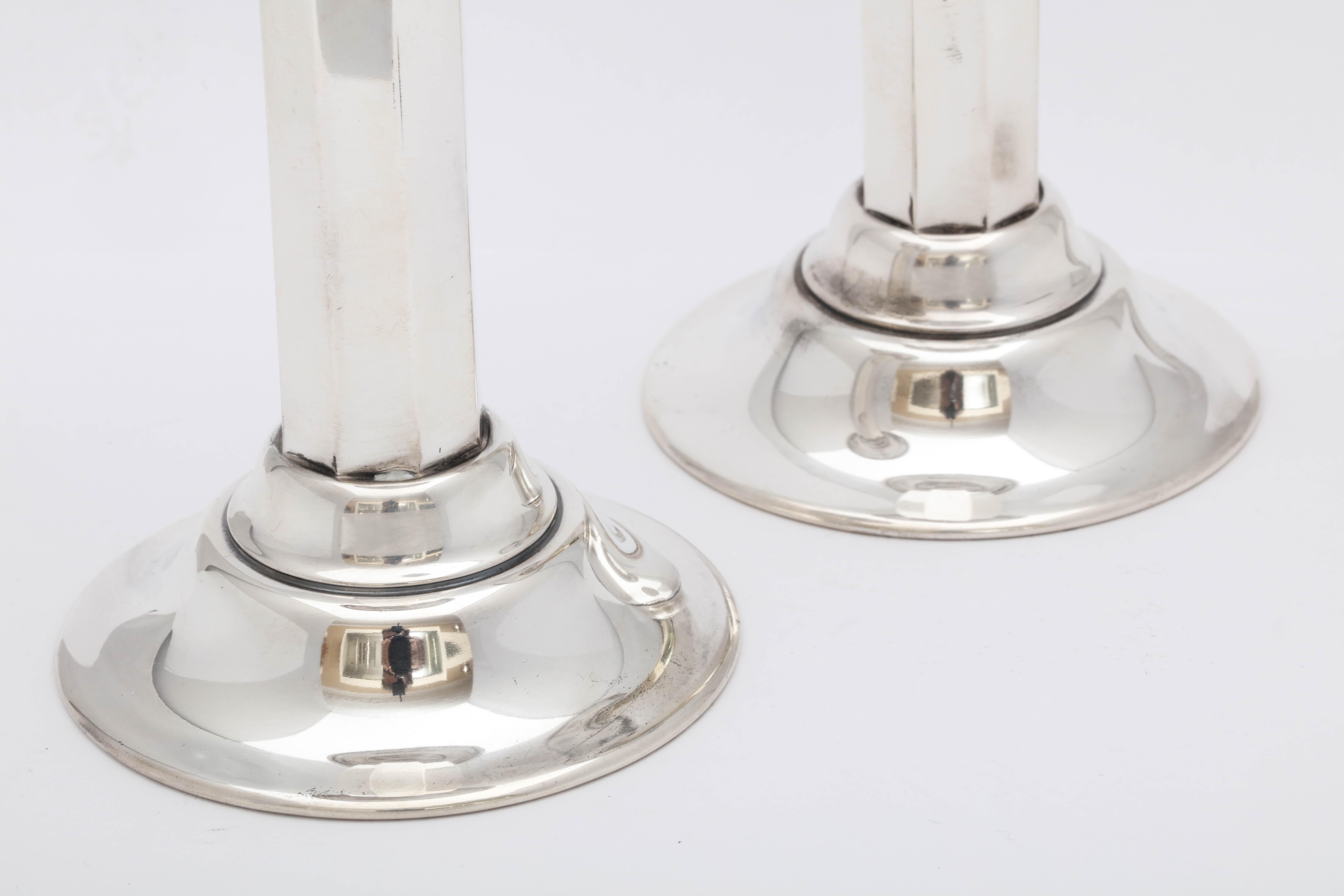 Pair of Neoclassical-Style Sterling Silver Column Candlesticks- Whiting Mfg. Co. In Good Condition In New York, NY