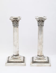 Pareja de candelabros de columna corintia de plata de ley de estilo neoclásico