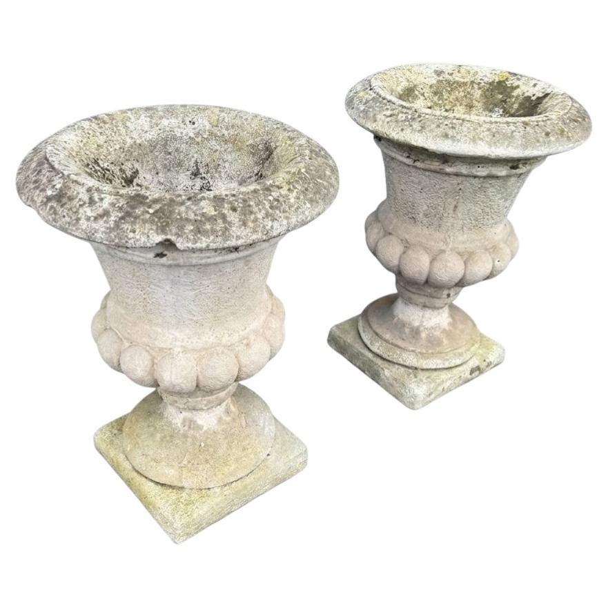 Coppia di urne dei Medici in pietra in stile neoclassico, con patina invecchiata, H 53 cm in vendita