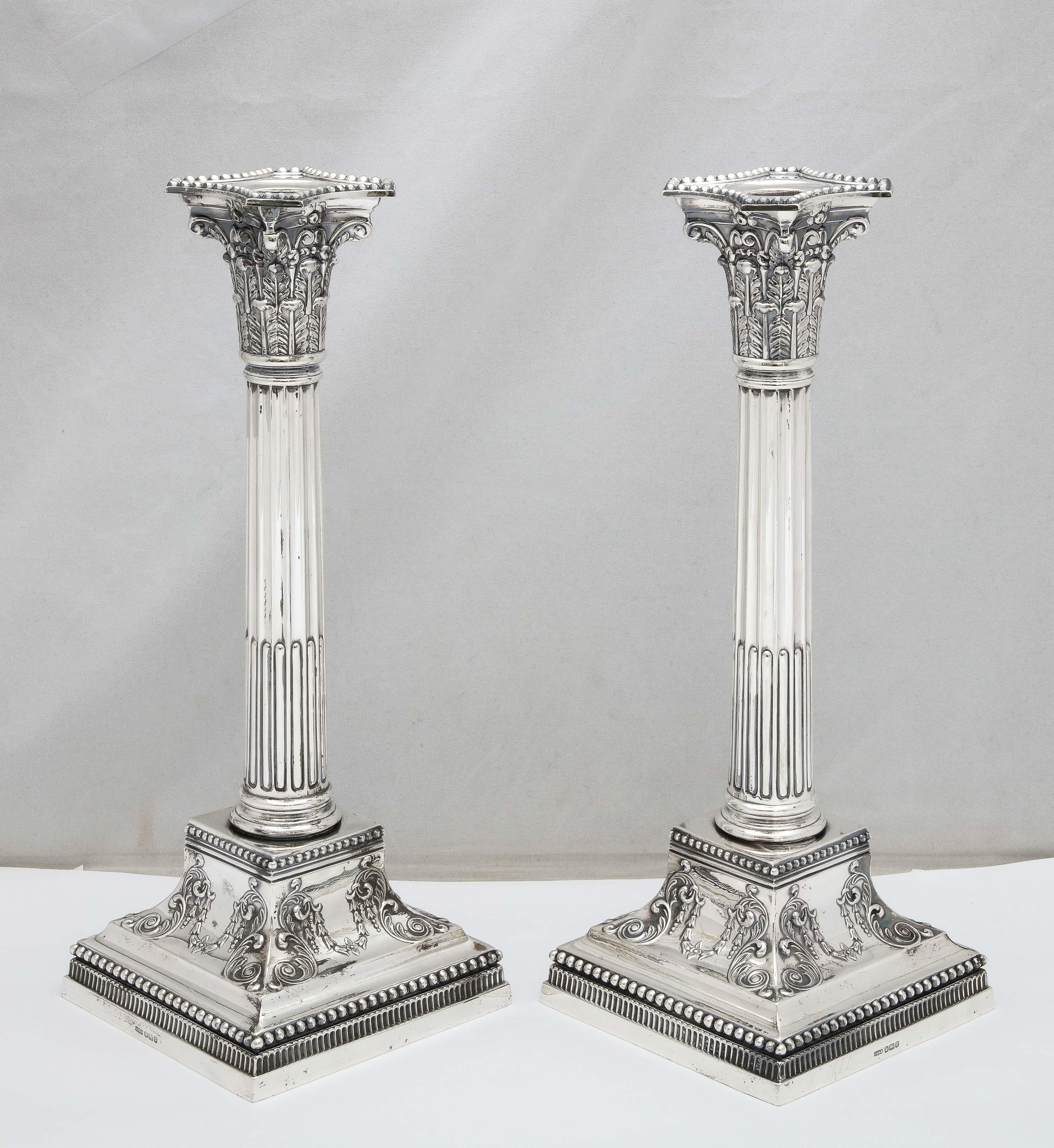 Paar hohe korinthische Säulen-Kerzenständer aus Sterlingsilber im neoklassischen Stil im Angebot 1