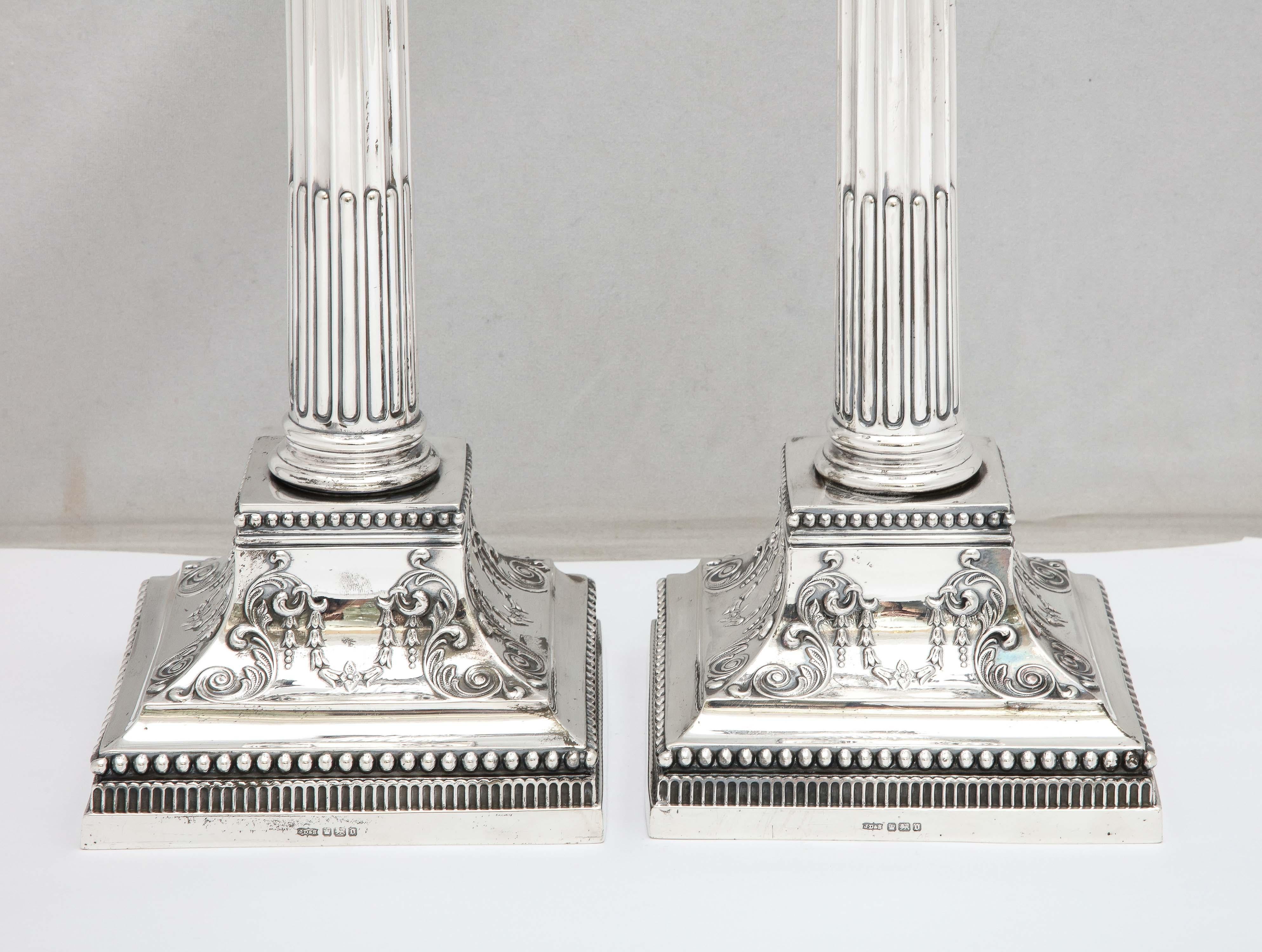 Paar hohe korinthische Säulen-Kerzenständer aus Sterlingsilber im neoklassischen Stil im Angebot 3