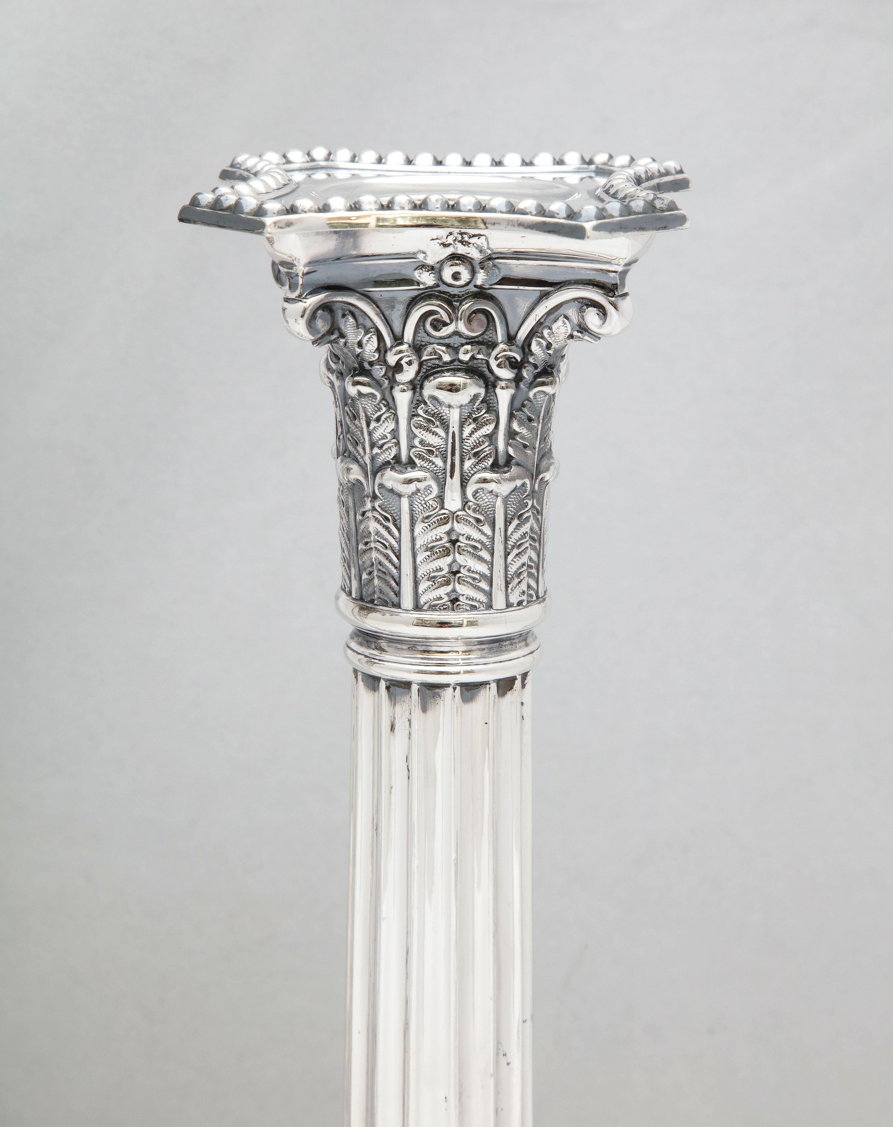 Paar hohe korinthische Säulen-Kerzenständer aus Sterlingsilber im neoklassischen Stil im Angebot 6
