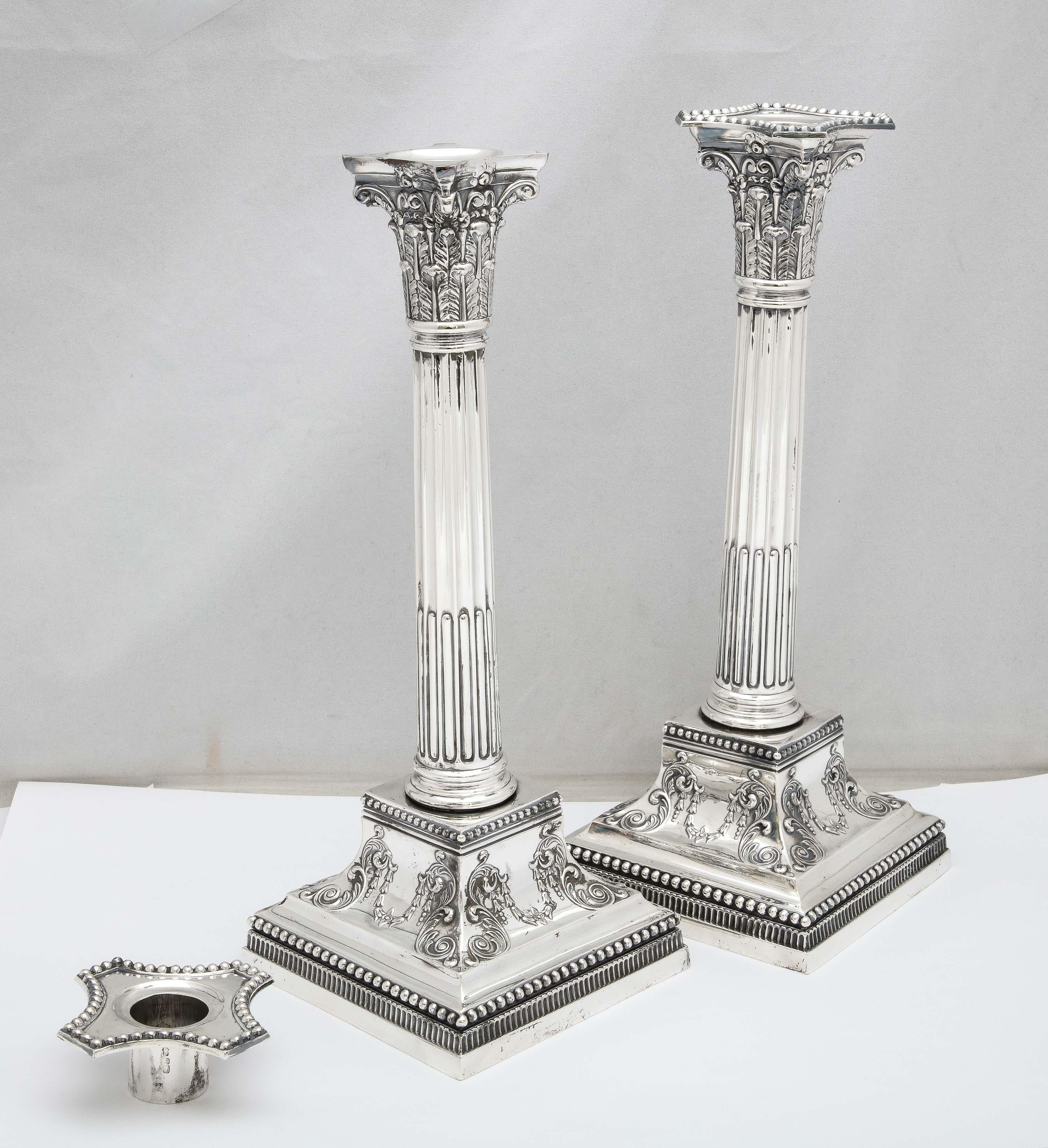 Paar hohe korinthische Säulen-Kerzenständer aus Sterlingsilber im neoklassischen Stil im Angebot 7