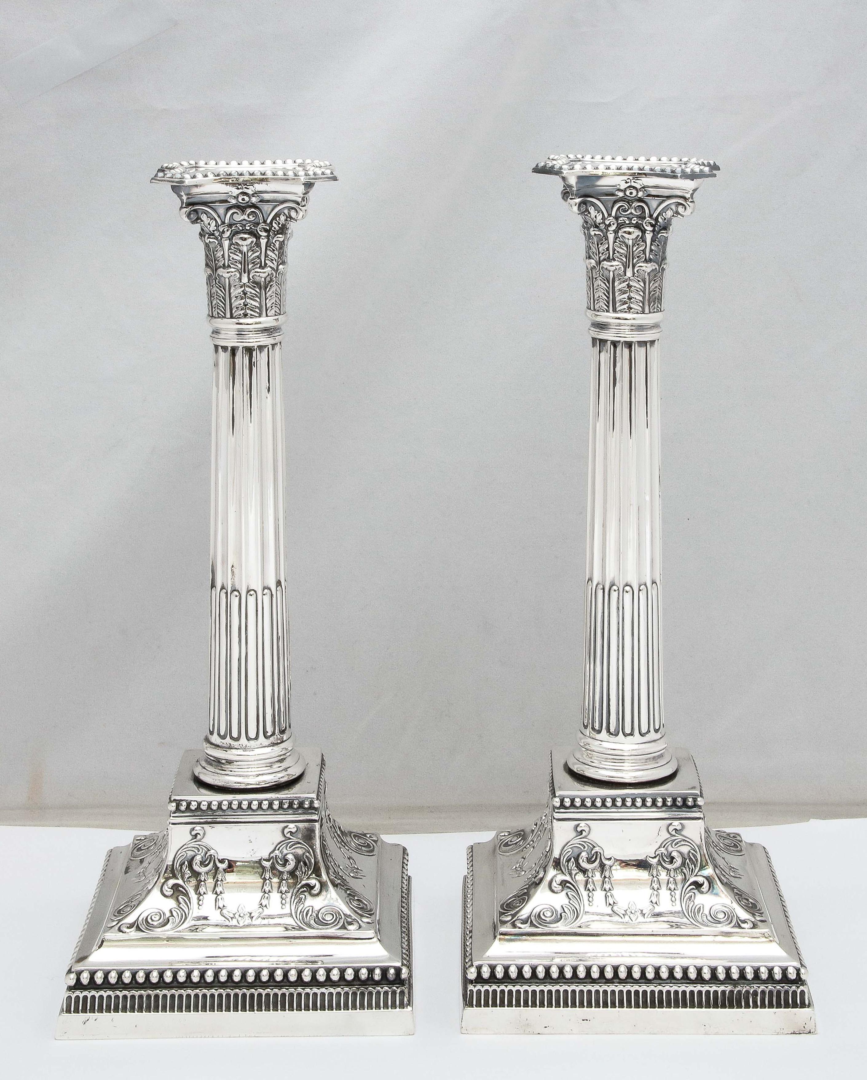 Anglais Paire de grands bougeoirs corinthiens à colonne en argent sterling de style néoclassique en vente