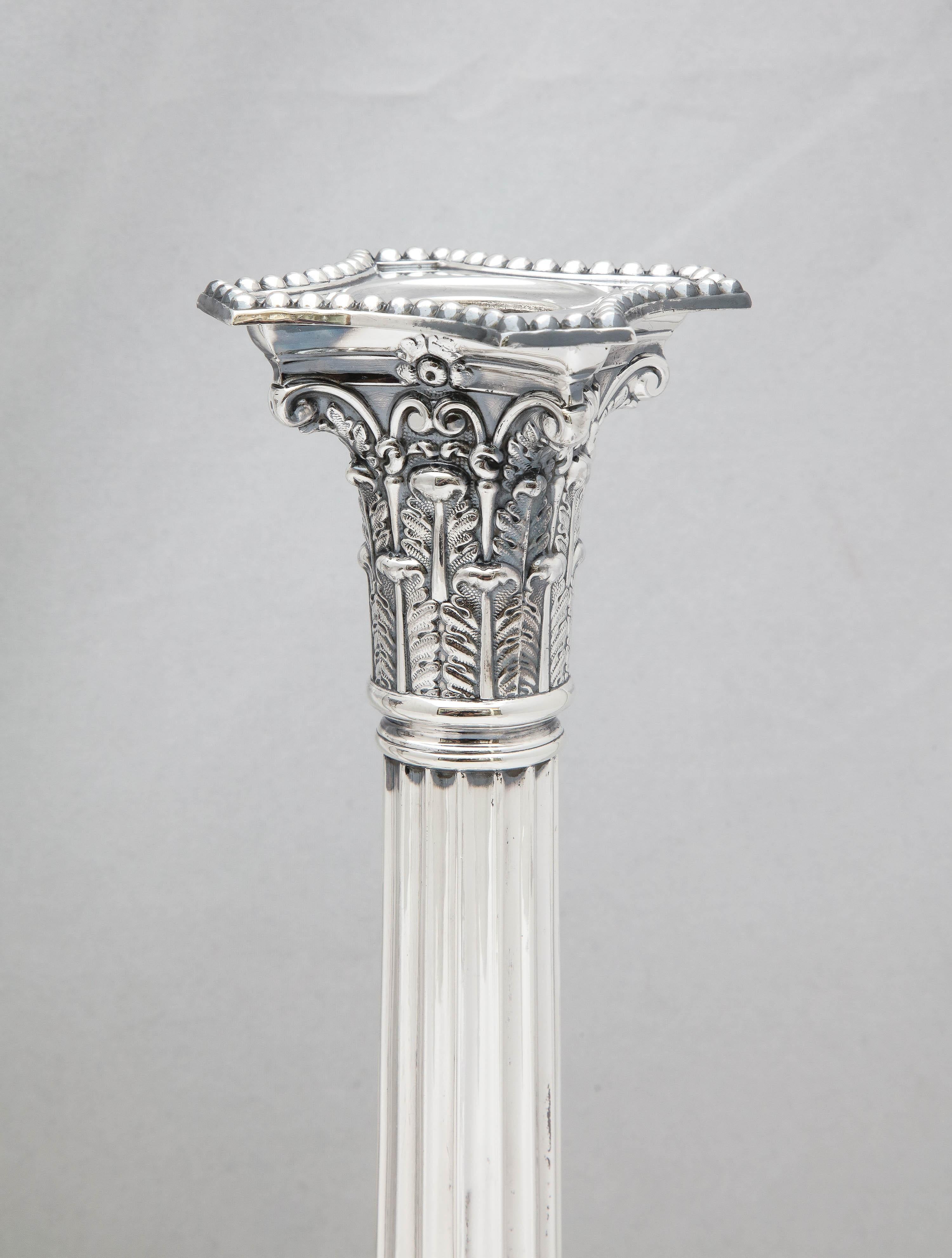 Début du 20ème siècle Paire de grands bougeoirs corinthiens à colonne en argent sterling de style néoclassique en vente