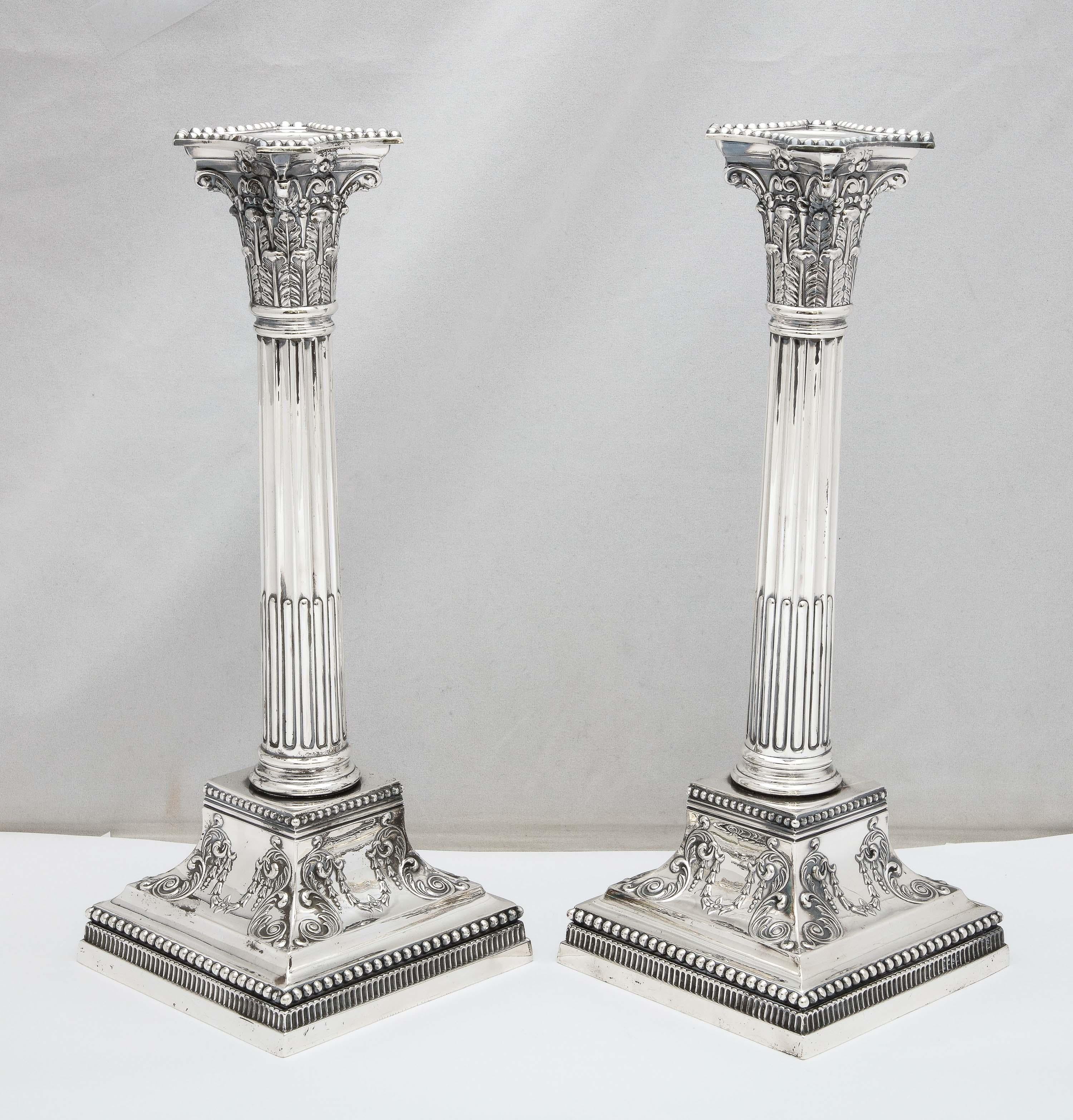 Argent sterling Paire de grands bougeoirs corinthiens à colonne en argent sterling de style néoclassique en vente