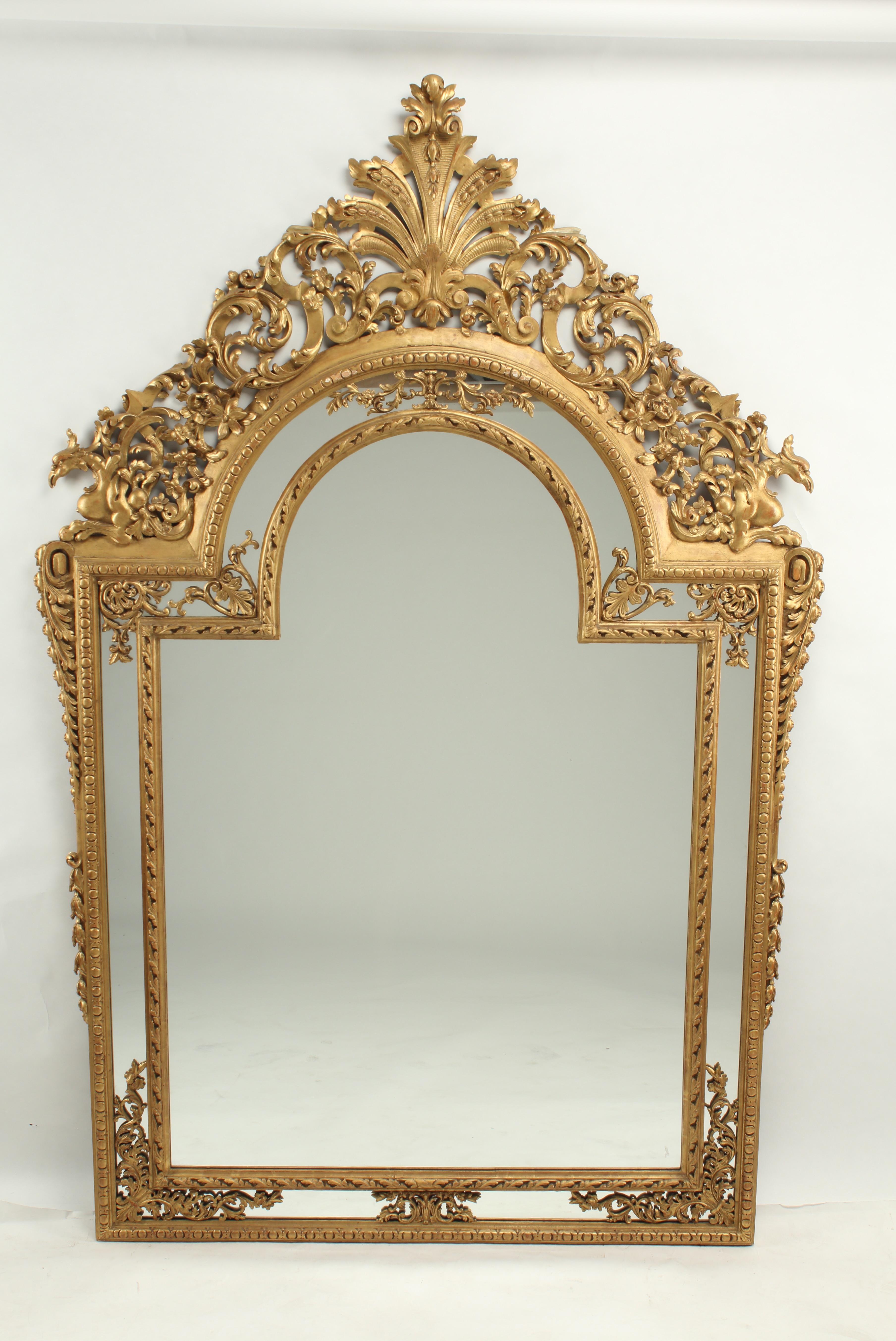 Neoclassico Coppia di specchi in legno intagliato e dorato in stile neoclassico, Francia, XX secolo in vendita