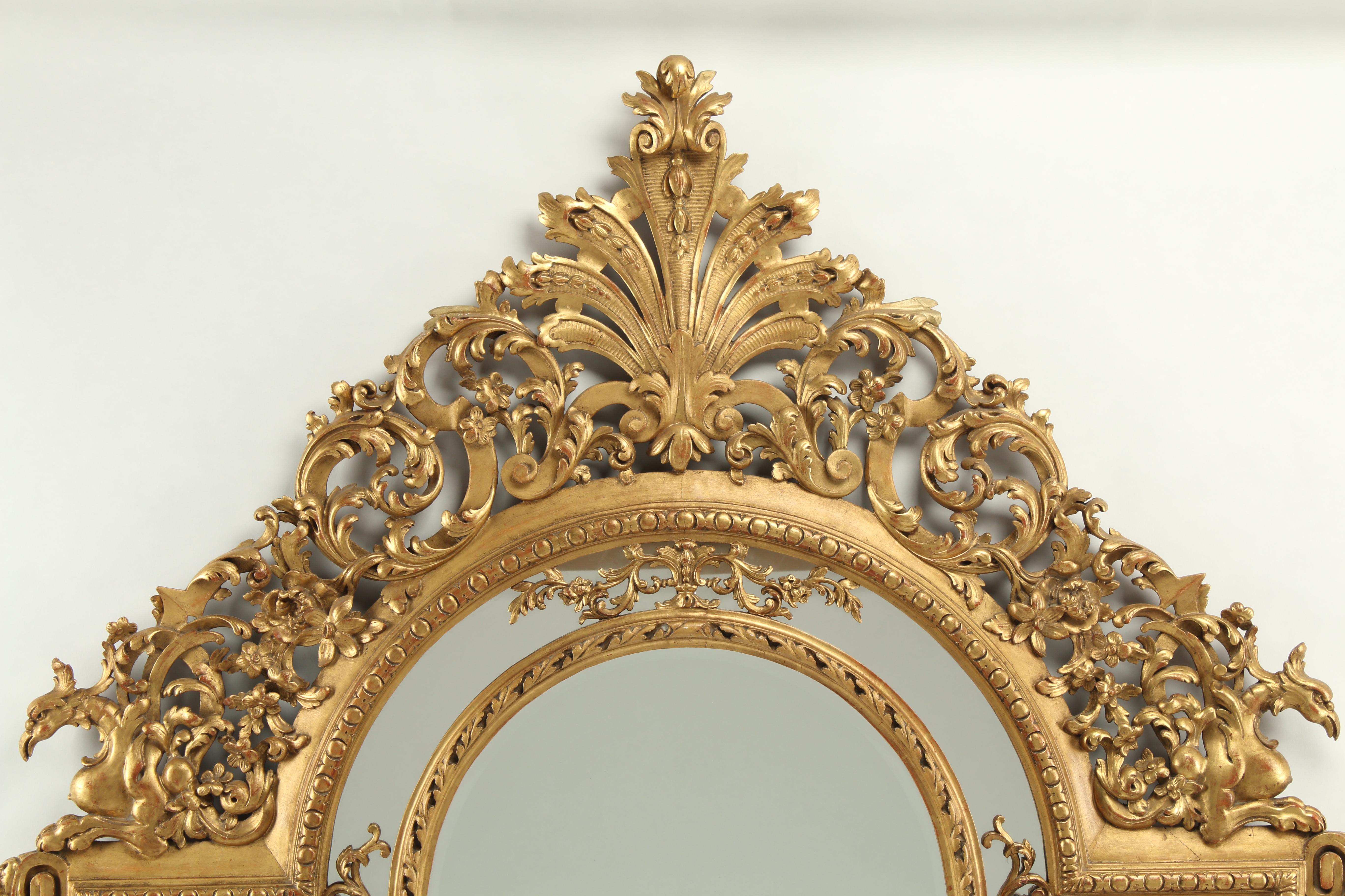 Francese Coppia di specchi in legno intagliato e dorato in stile neoclassico, Francia, XX secolo in vendita