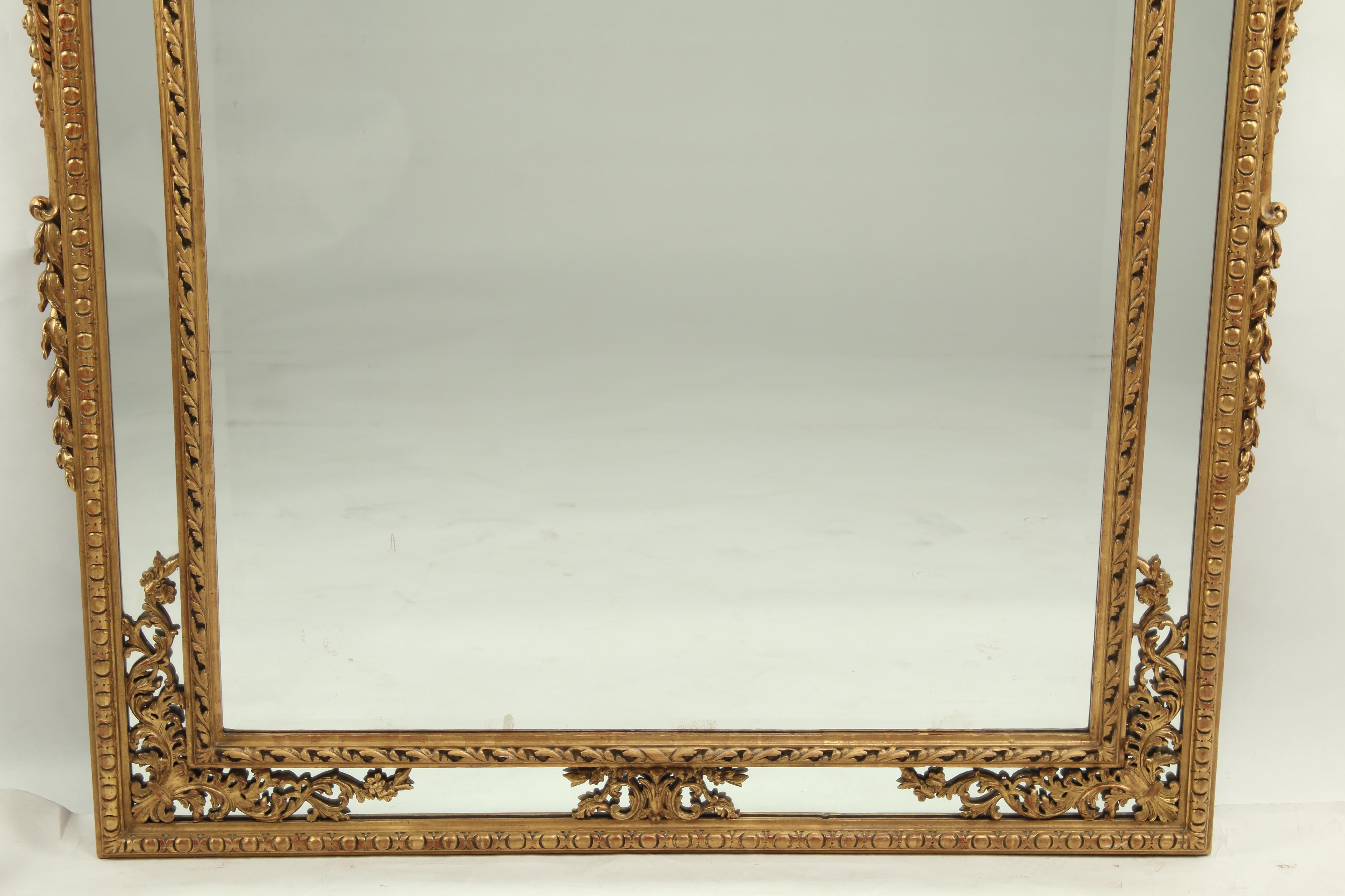 Dorato Coppia di specchi in legno intagliato e dorato in stile neoclassico, Francia, XX secolo in vendita