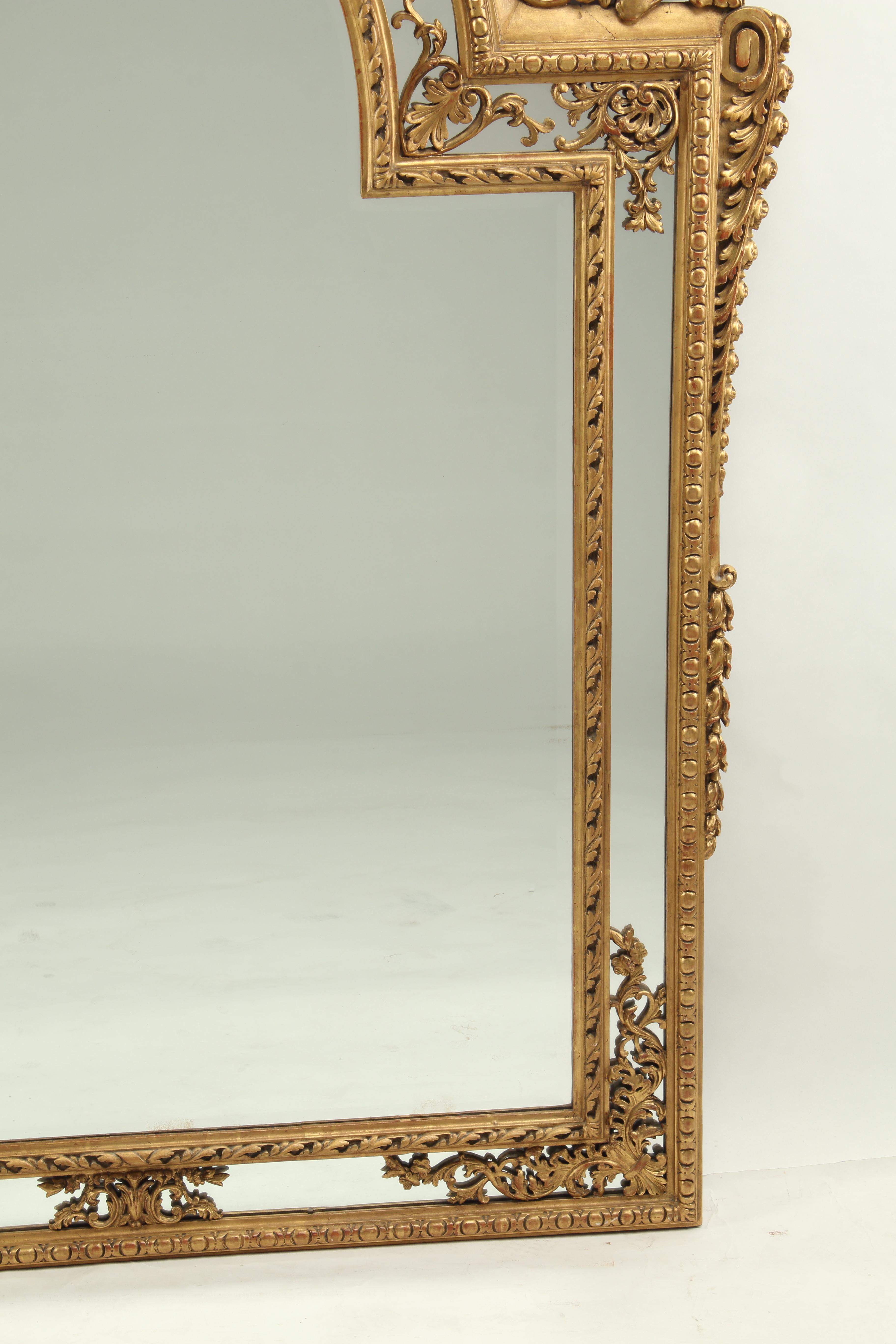 Coppia di specchi in legno intagliato e dorato in stile neoclassico, Francia, XX secolo In condizioni buone in vendita a El Monte, CA