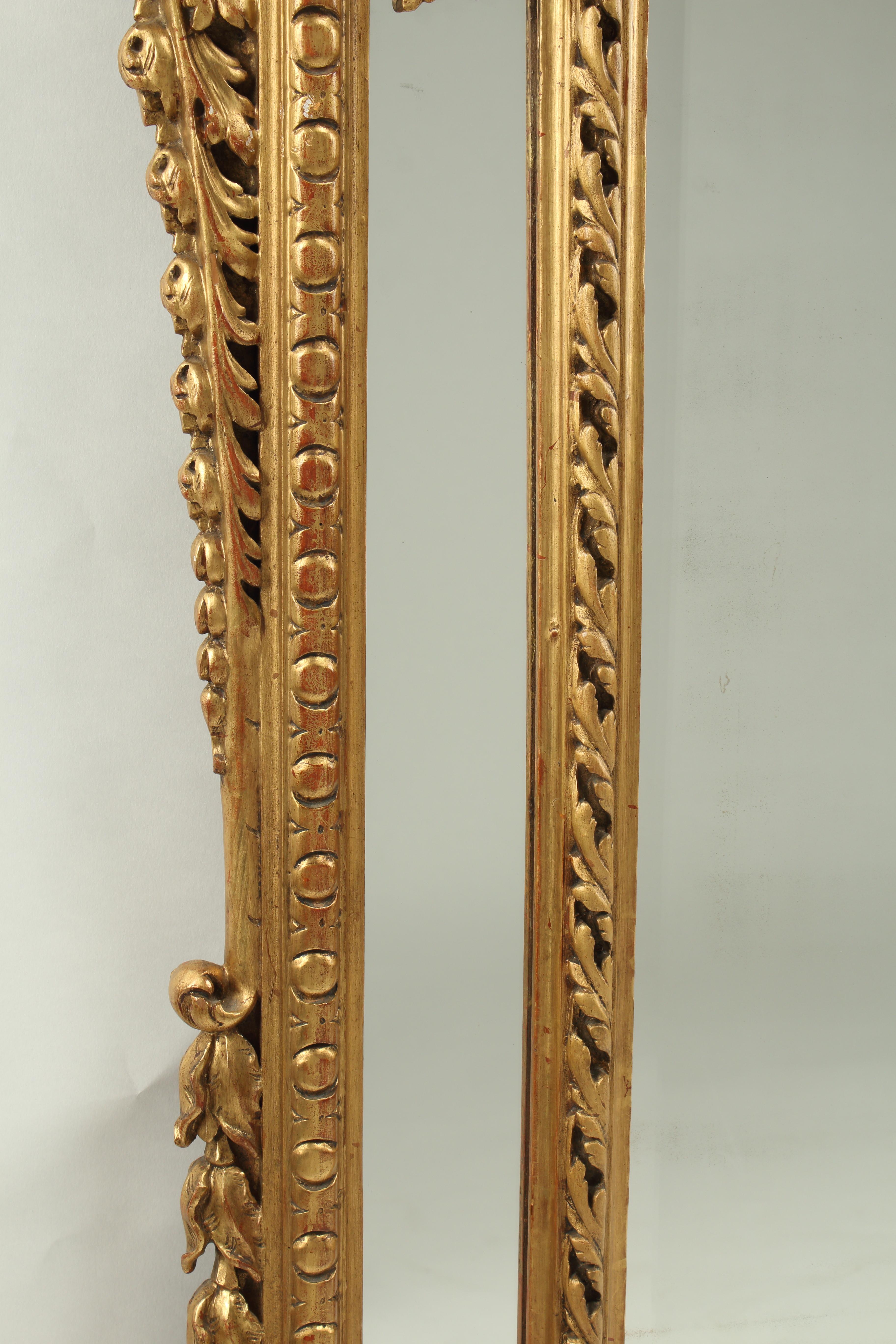 Specchio Coppia di specchi in legno intagliato e dorato in stile neoclassico, Francia, XX secolo in vendita