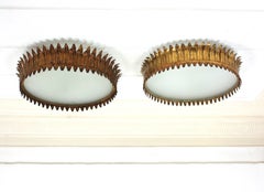 Pareja de lámparas de techo neoclásicas de hierro dorado con forma de corona, años 40