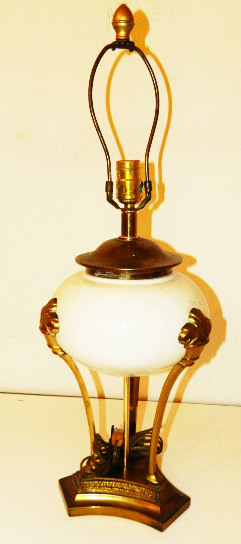 Très belle paire de lampe de table néoclassique de style Chapman.
26