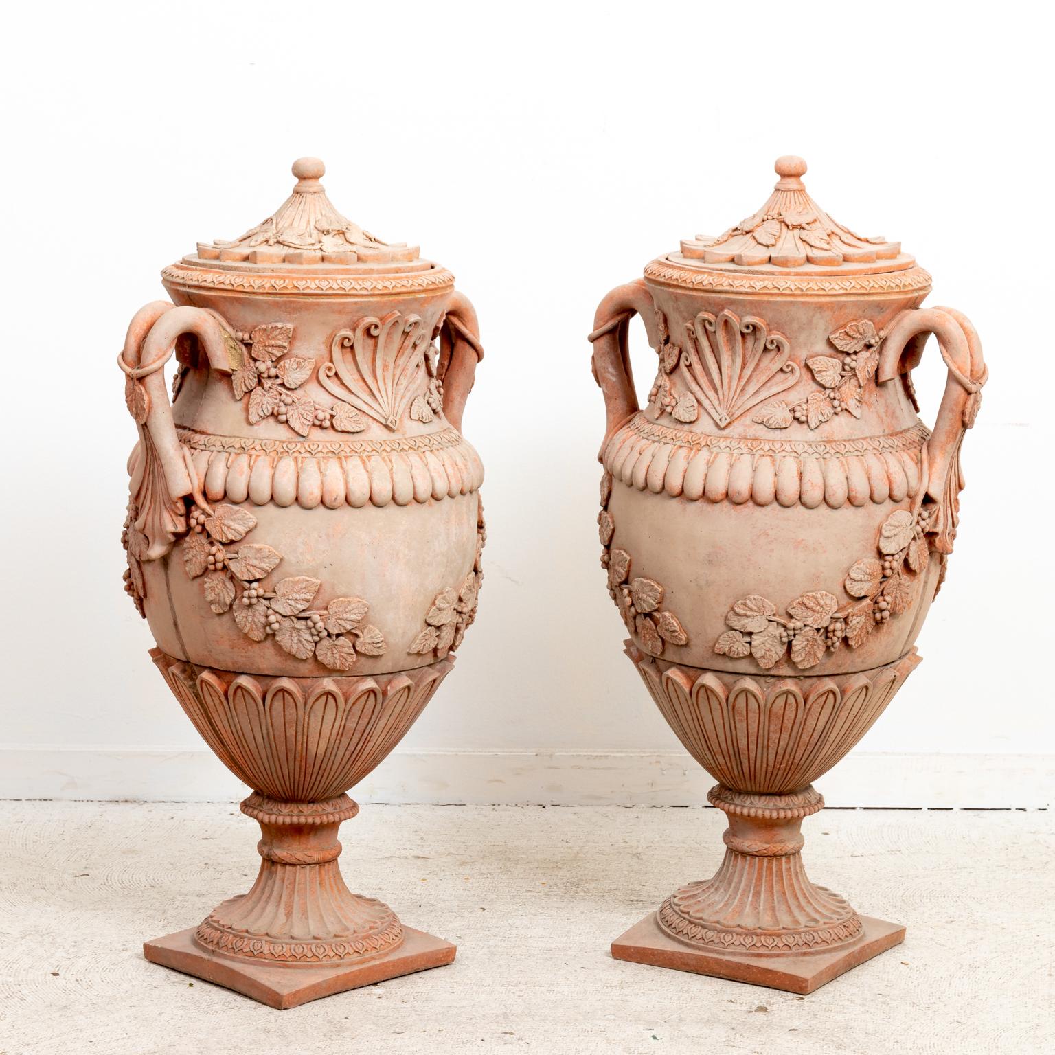 Pair of Neoclassical Terracotta Urns with Lids In Good Condition In Stamford, CT