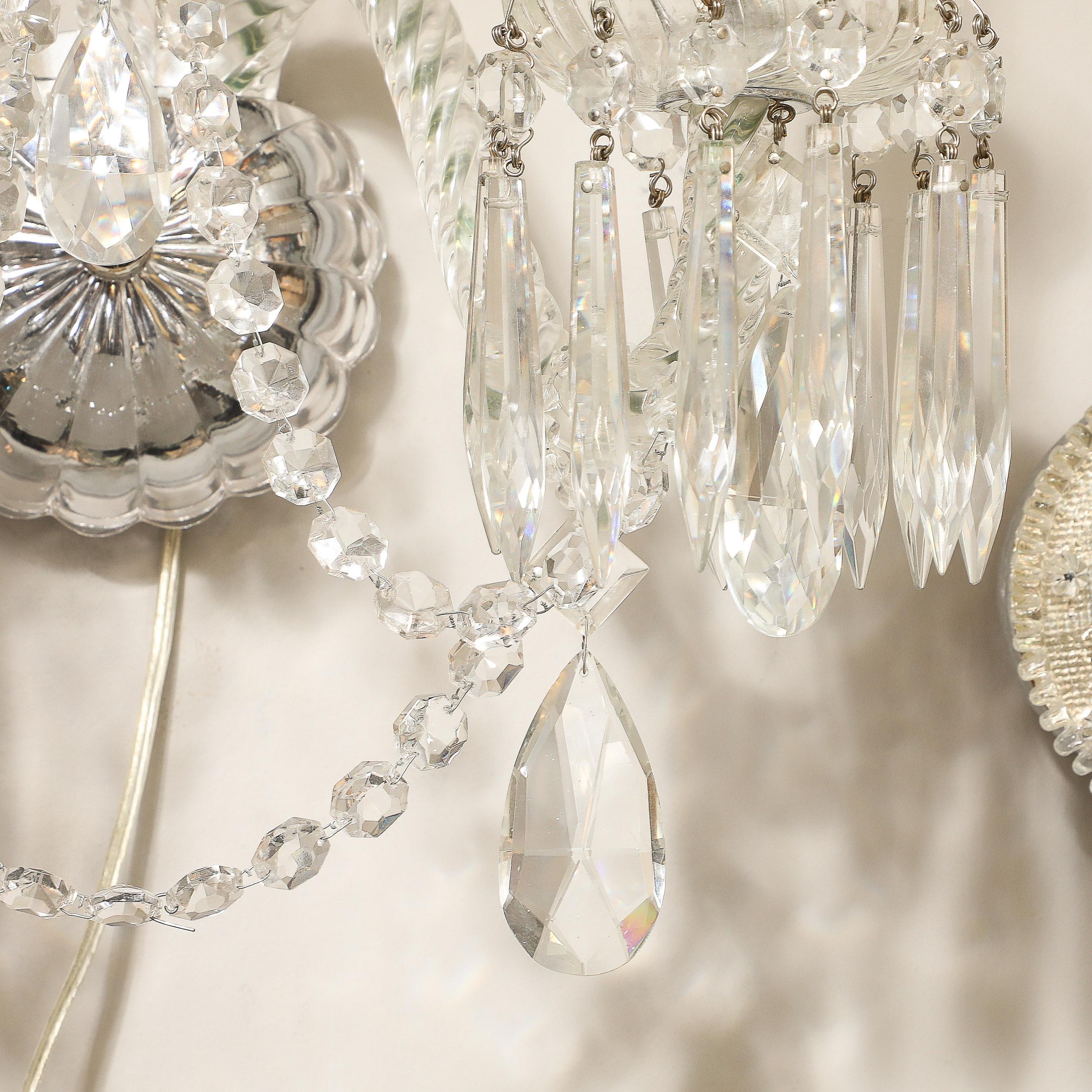 Néoclassique Paire d'appliques néoclassiques à deux bras en cristal avec abat-jour blanc de Baccarat en vente