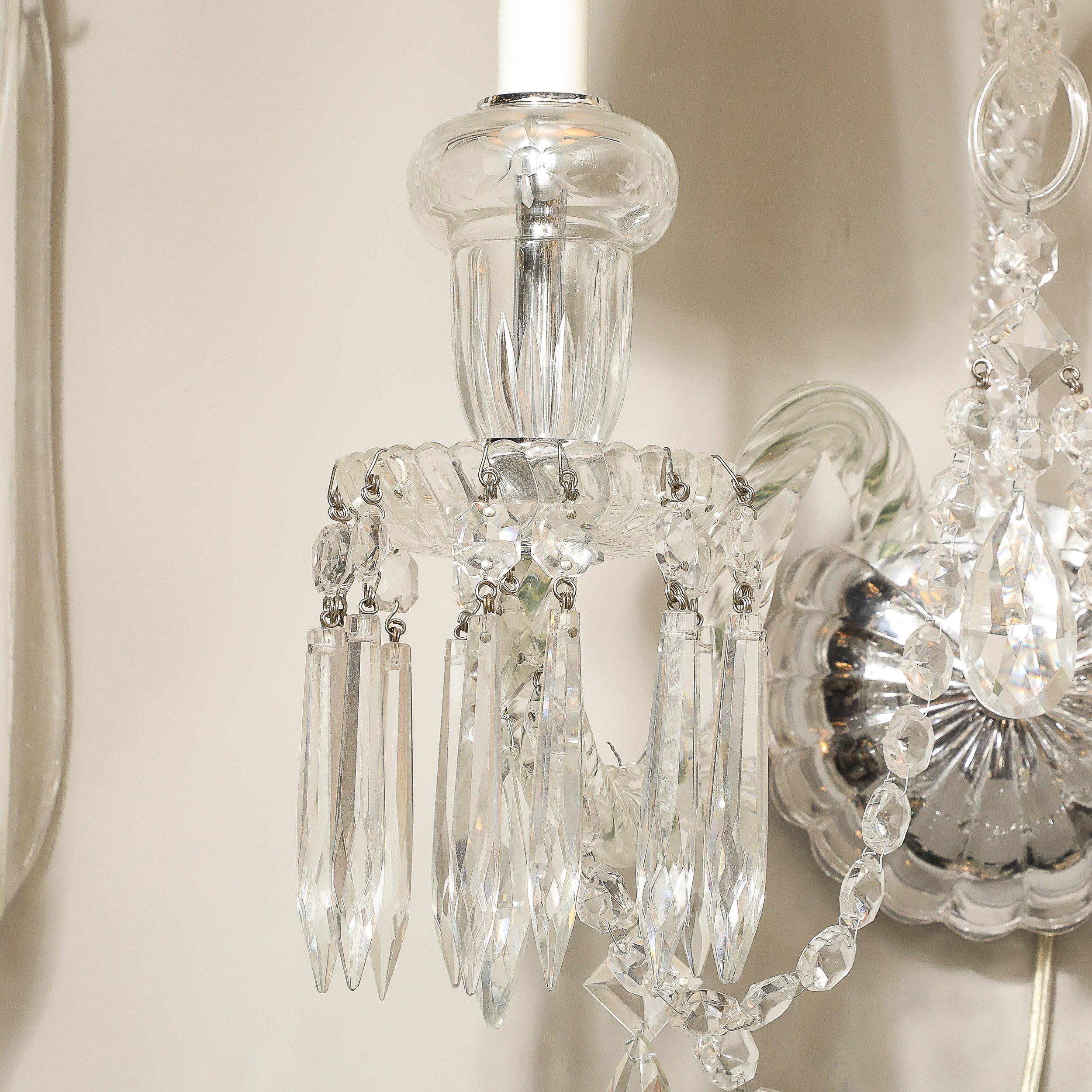 Français Paire d'appliques néoclassiques à deux bras en cristal avec abat-jour blanc de Baccarat en vente