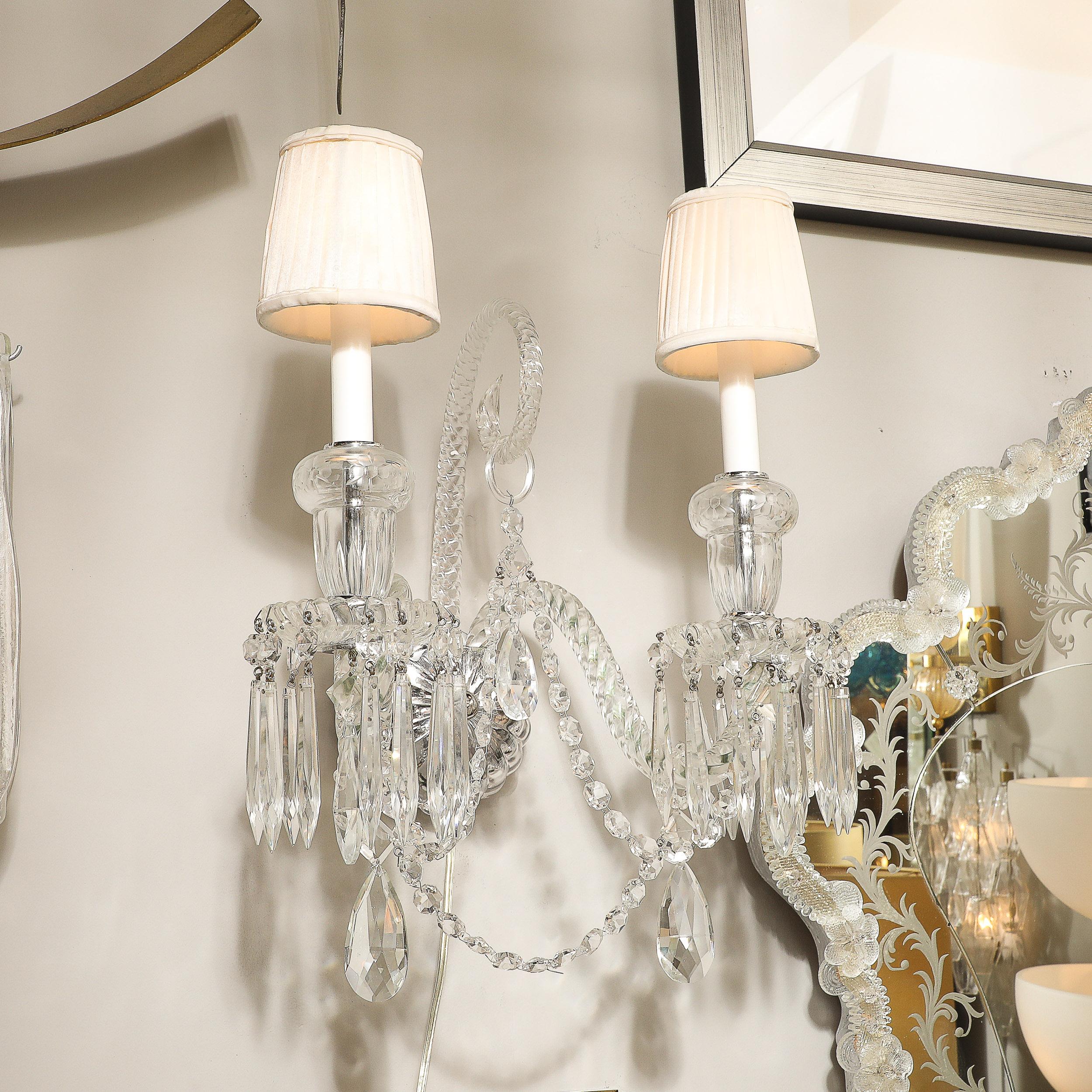 Paire d'appliques néoclassiques à deux bras en cristal avec abat-jour blanc de Baccarat Excellent état - En vente à New York, NY