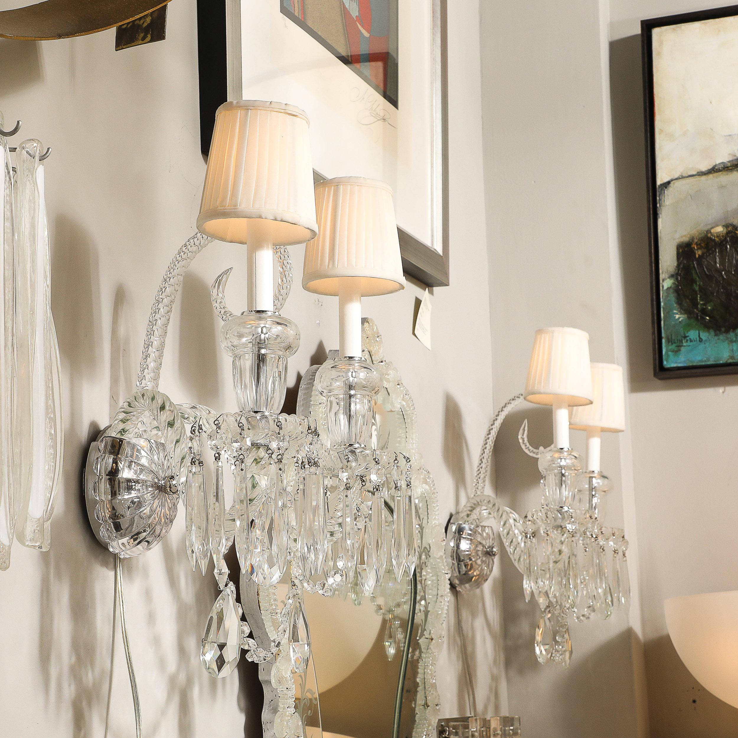 20ième siècle Paire d'appliques néoclassiques à deux bras en cristal avec abat-jour blanc de Baccarat en vente