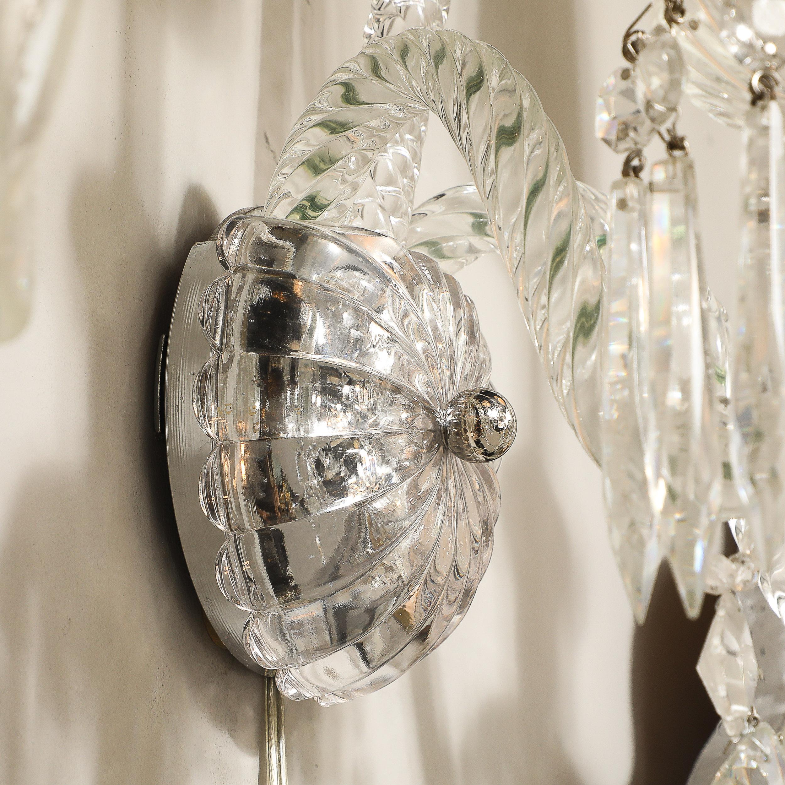 Cristal Paire d'appliques néoclassiques à deux bras en cristal avec abat-jour blanc de Baccarat en vente